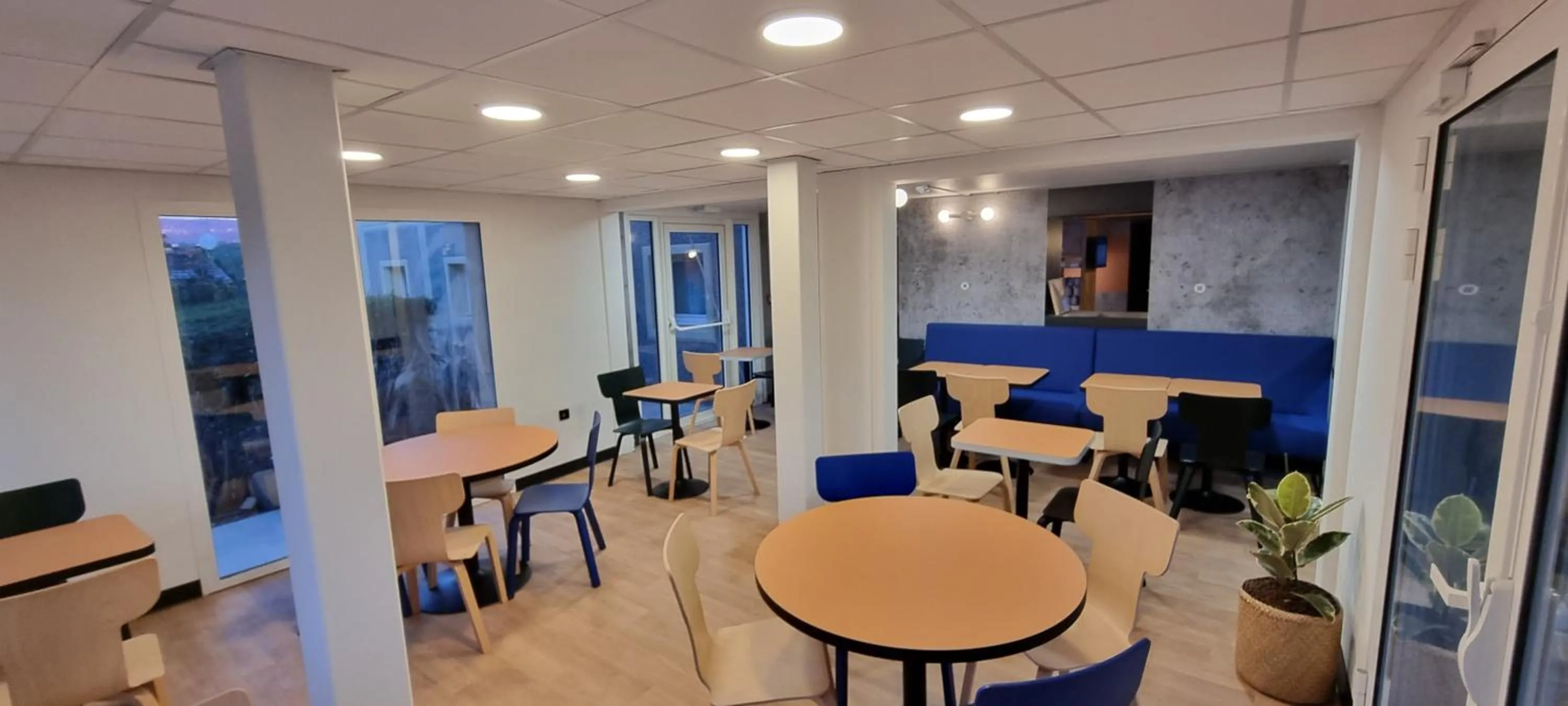 Lobby or reception in B&B HOTEL Cannes Mouans Sartoux