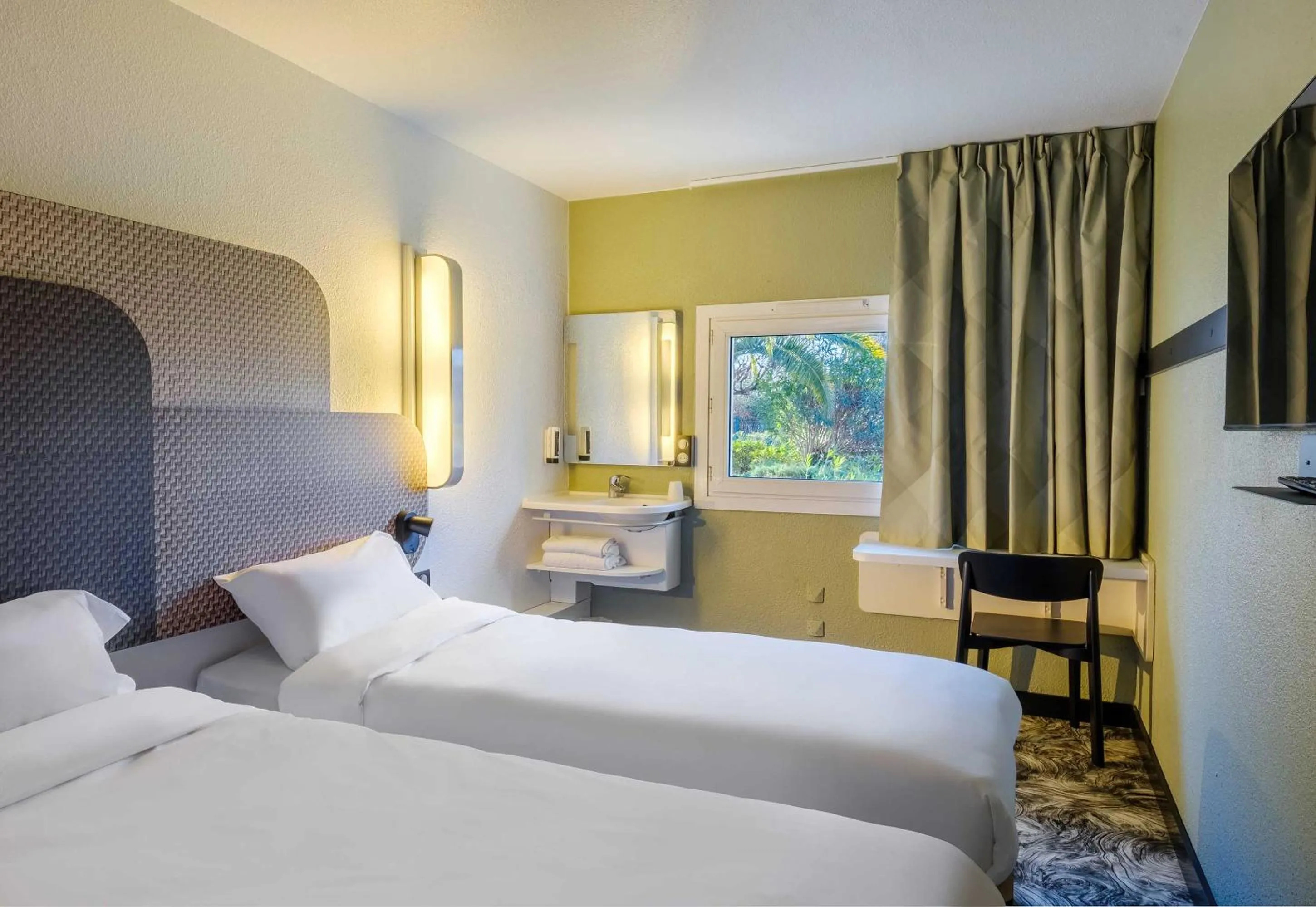 Bedroom, Bed in B&B HOTEL Cannes Mouans Sartoux