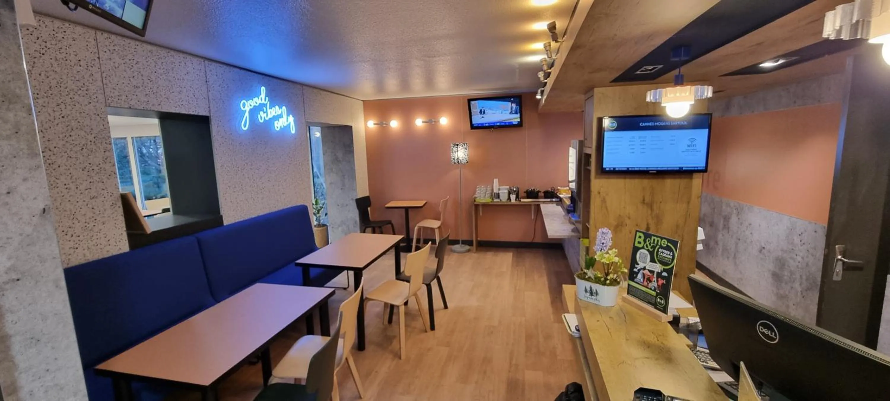 Lobby or reception in B&B HOTEL Cannes Mouans Sartoux