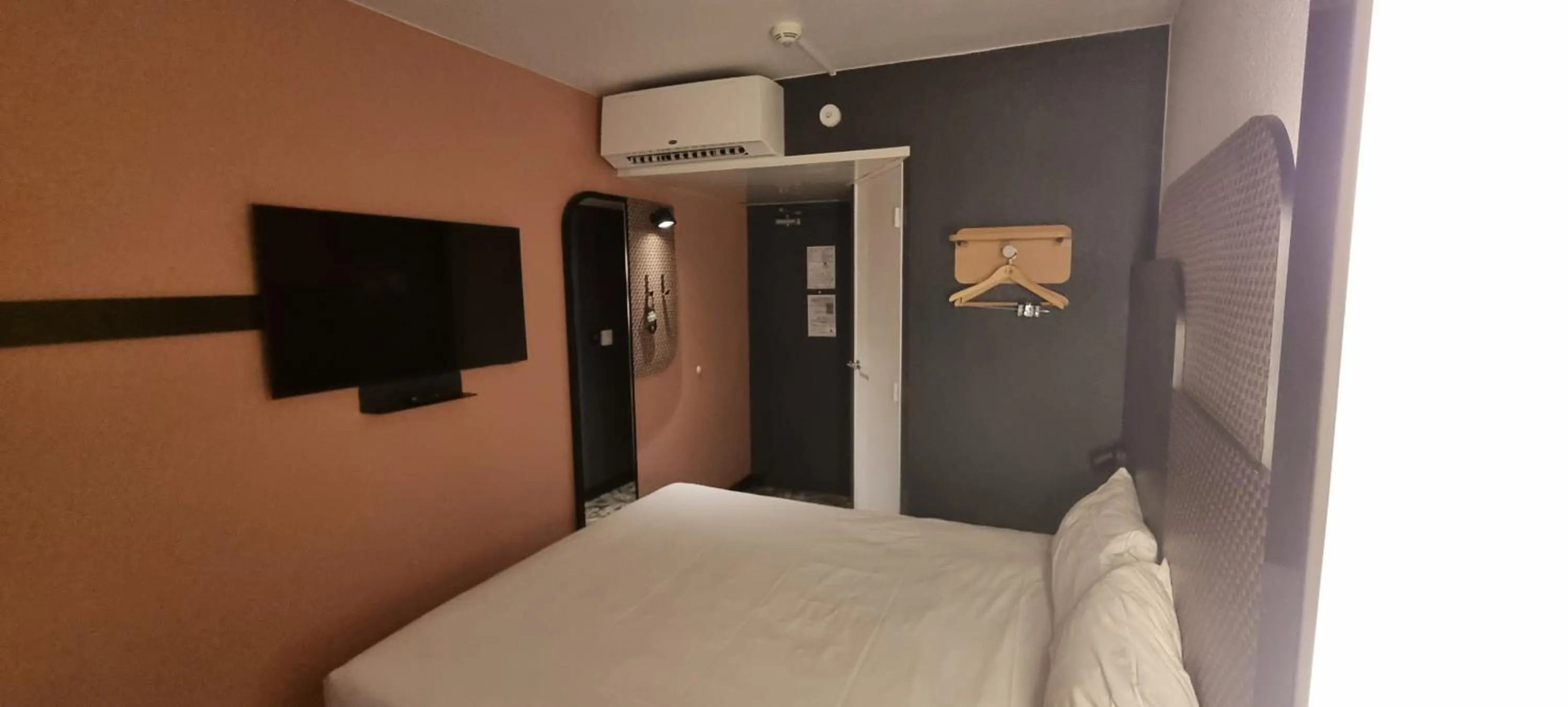 Bed in B&B HOTEL Cannes Mouans Sartoux