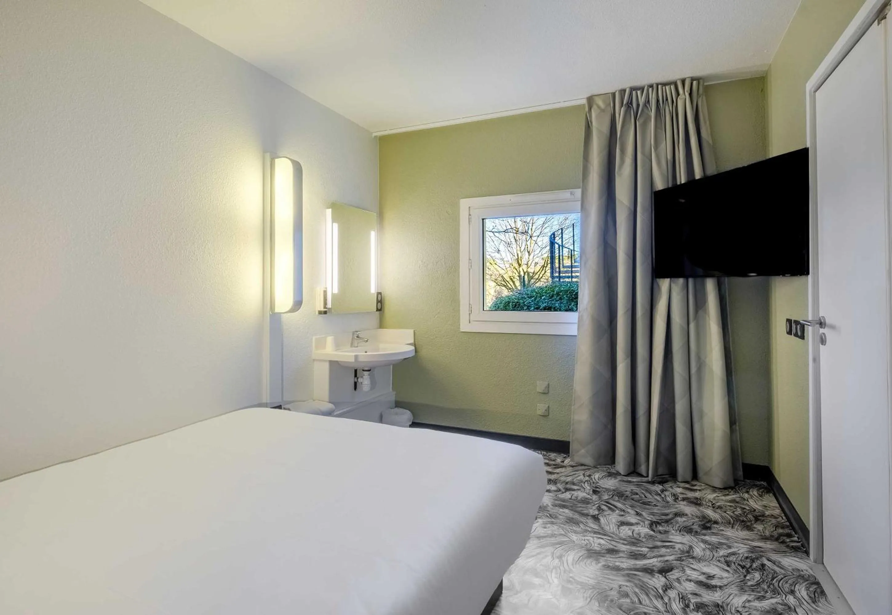 Bedroom, Bed in B&B HOTEL Cannes Mouans Sartoux