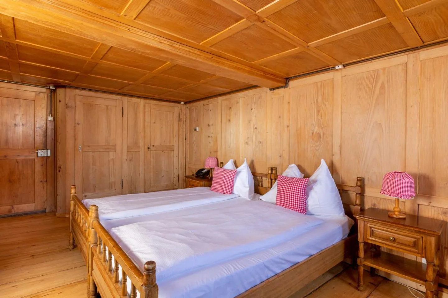 Bed in Swiss-Chalet Merlischachen - Historik Chalet-Hotel Lodge