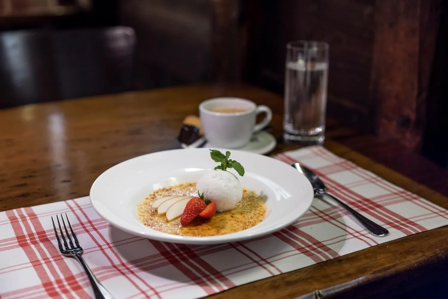 Restaurant/places to eat in Swiss-Chalet Merlischachen - Historik Chalet-Hotel Lodge