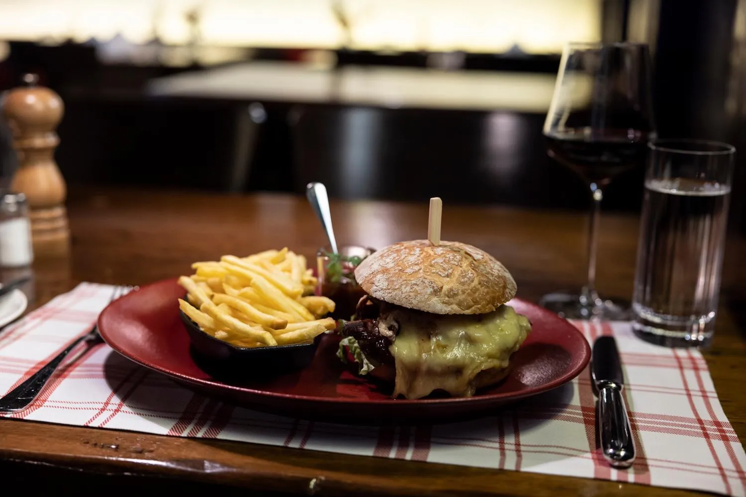 Restaurant/places to eat in Swiss-Chalet Merlischachen - Historik Chalet-Hotel Lodge