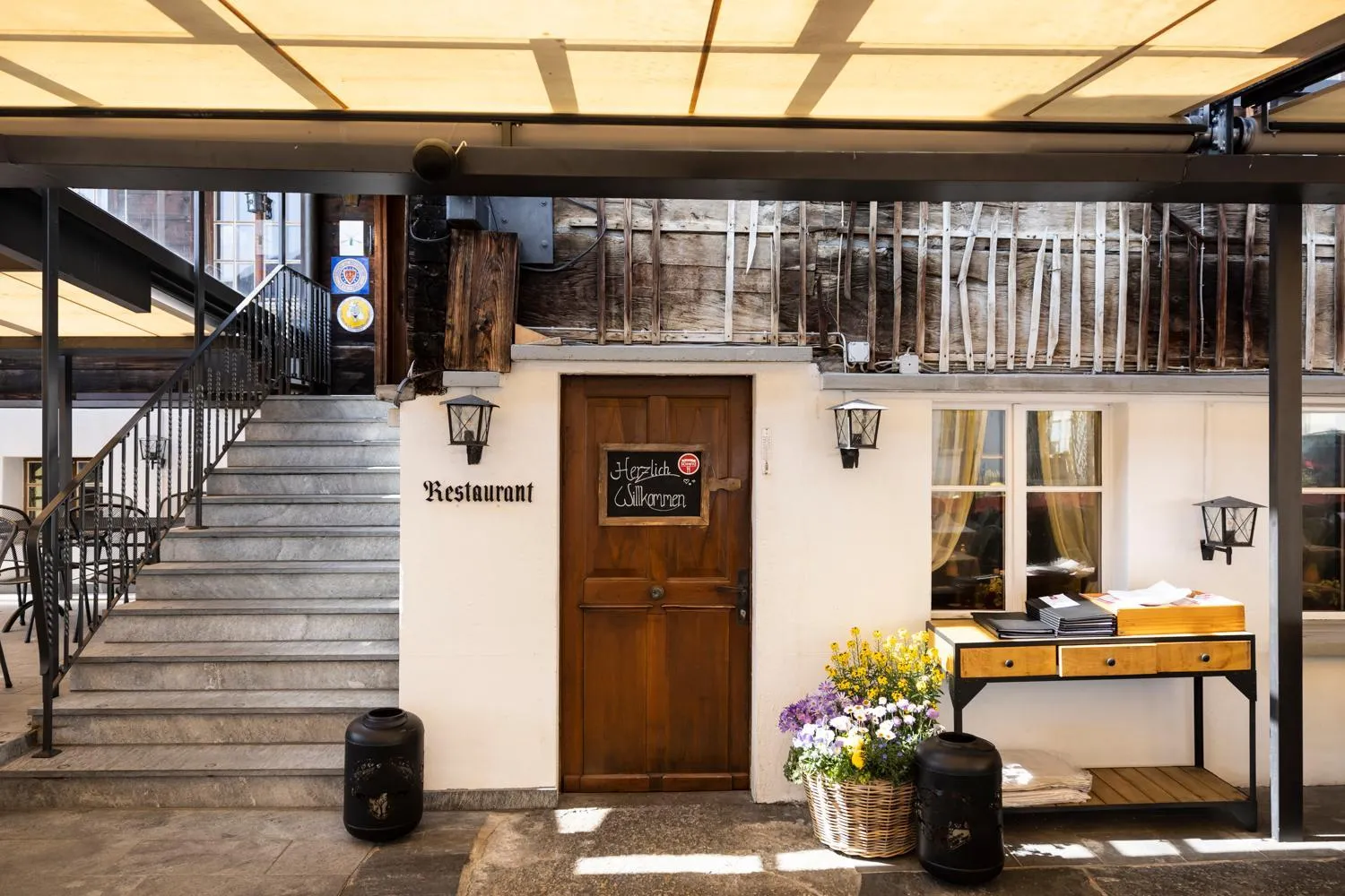 Restaurant/places to eat in Swiss-Chalet Merlischachen - Historik Chalet-Hotel Lodge