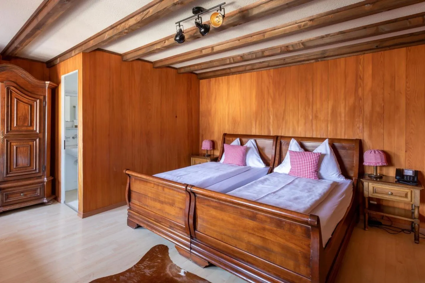 Bed in Swiss-Chalet Merlischachen - Historik Chalet-Hotel Lodge
