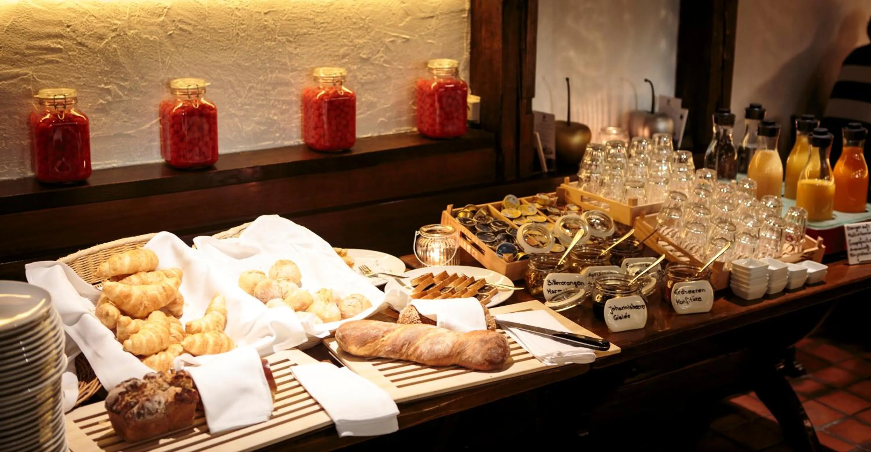 Buffet breakfast in Swiss-Chalet Merlischachen - Historik Chalet-Hotel Lodge