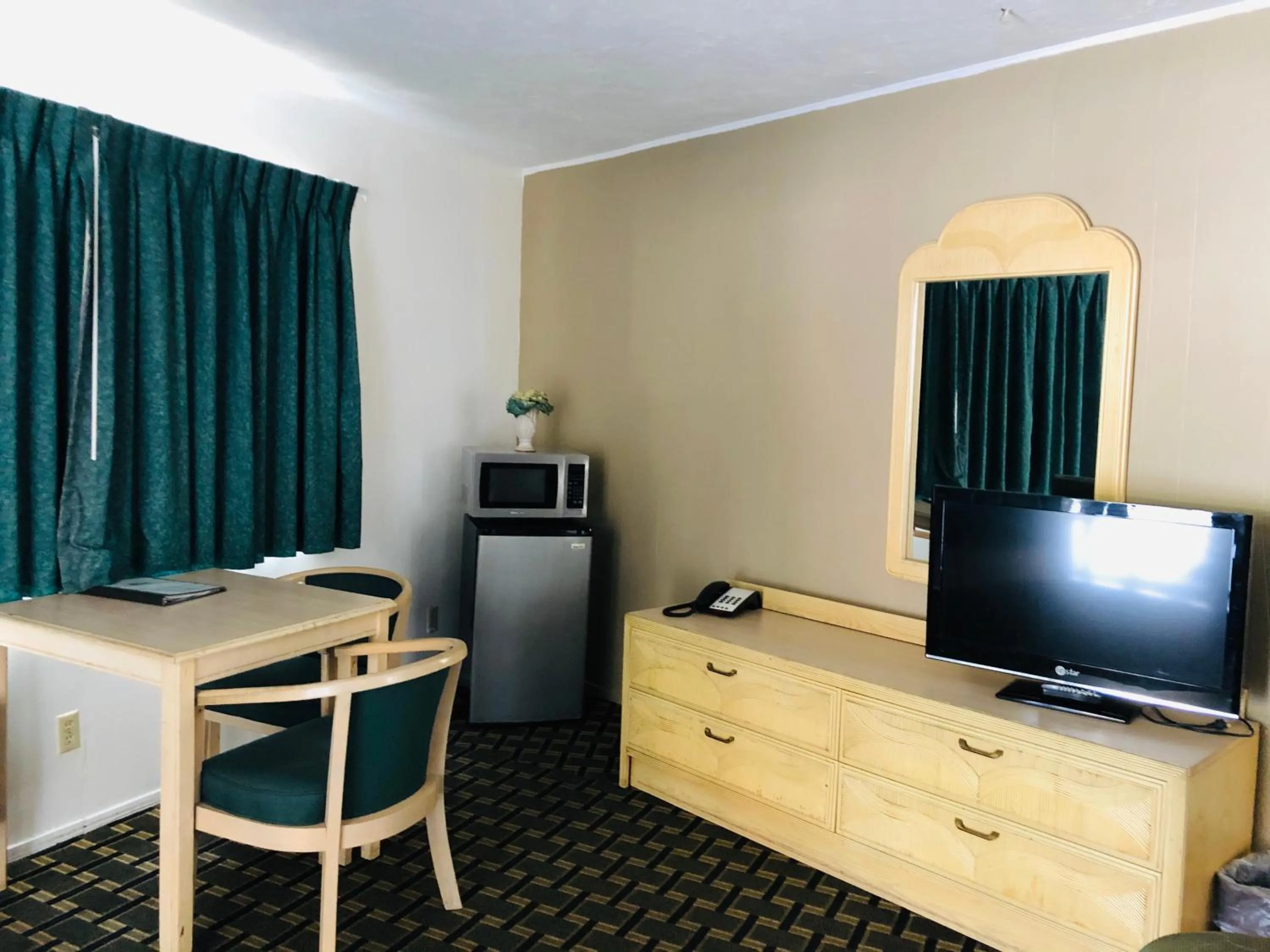 Communal lounge/ TV room in Motel Garberville