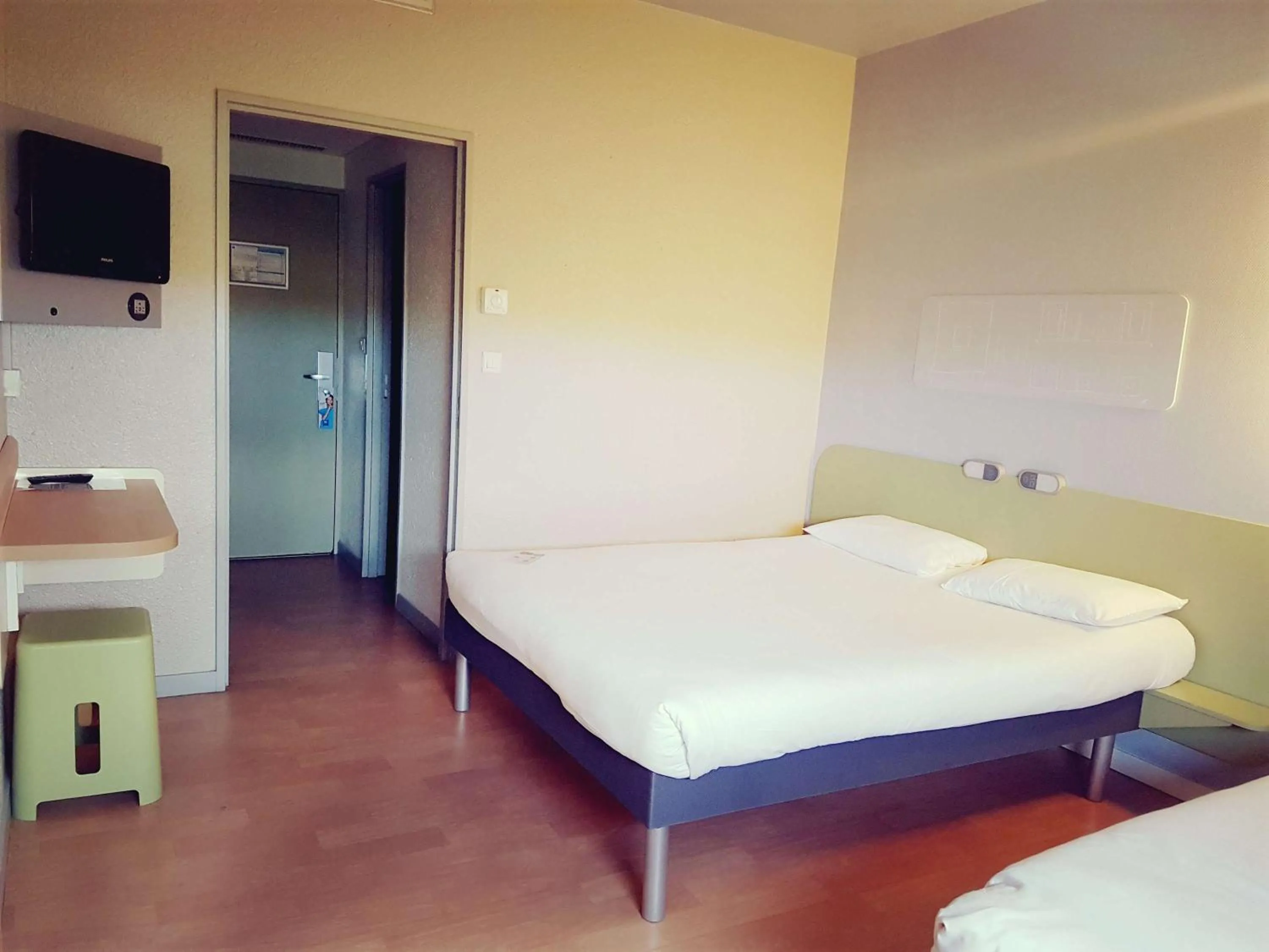 Photo of the whole room, Bed in ibis Budget Arles Palais Des Congres