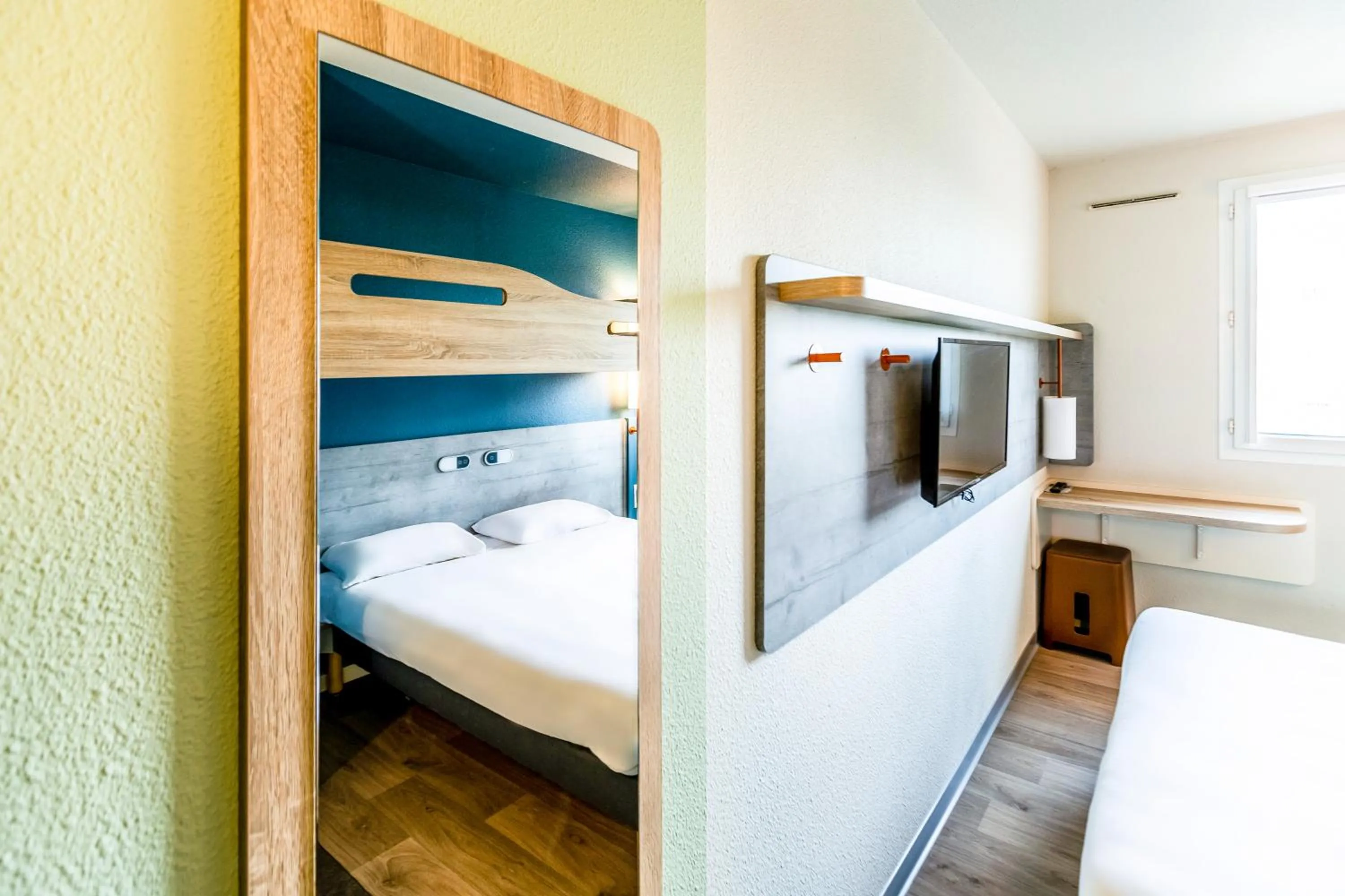 Bedroom, Bed in ibis budget Pertuis Portes du Luberon