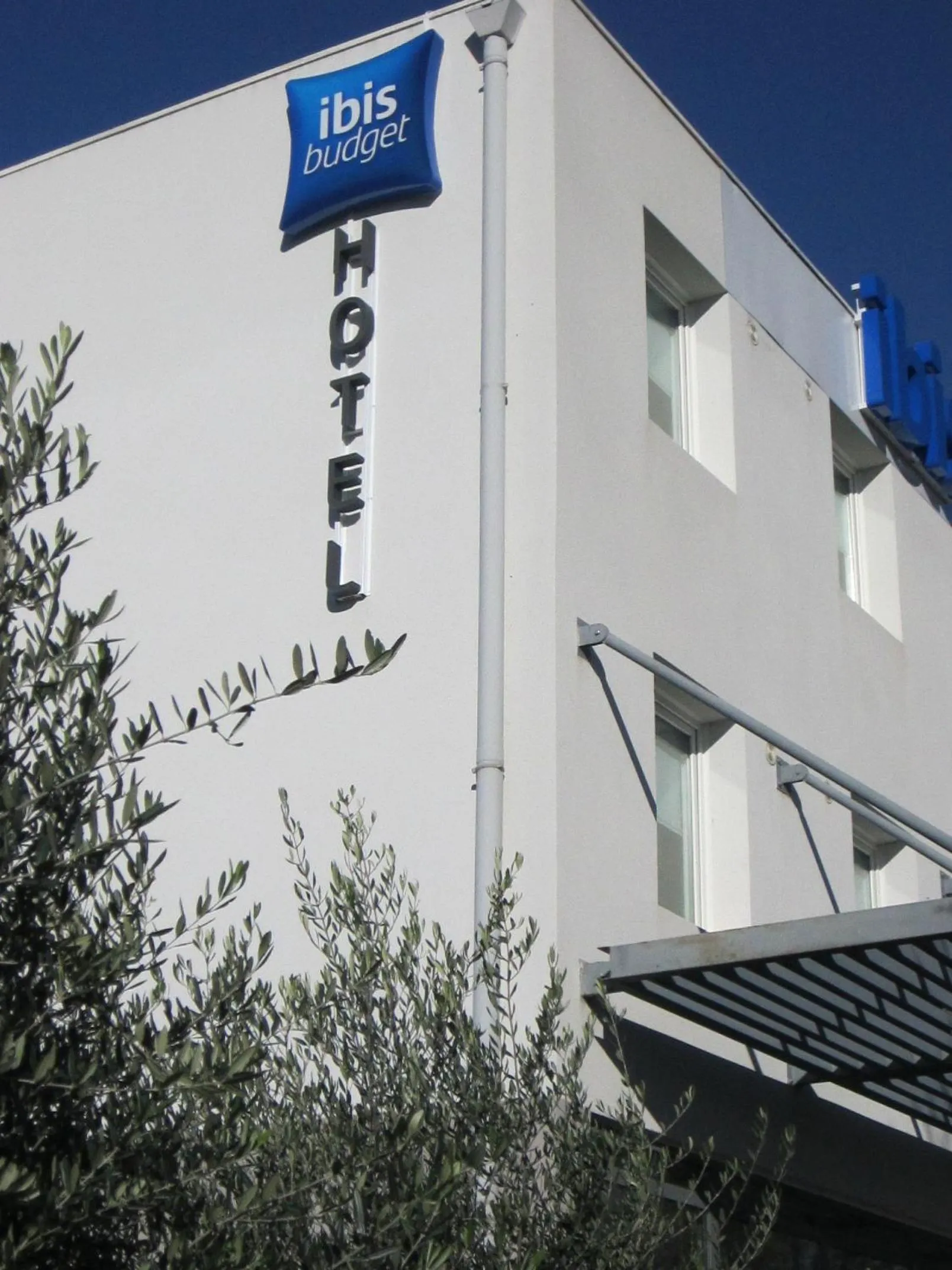 Property logo or sign in ibis budget Pertuis Portes du Luberon