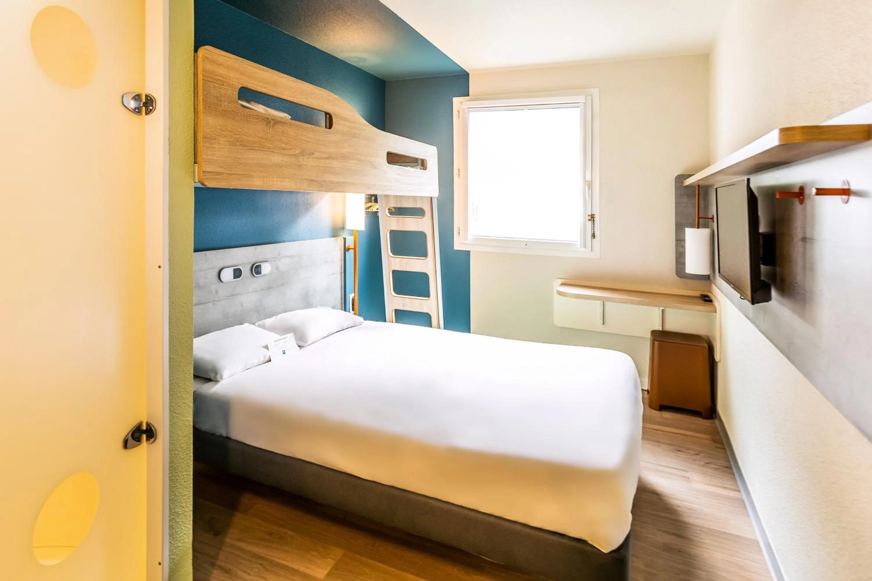 Bedroom, Bed in ibis budget Pertuis Portes du Luberon