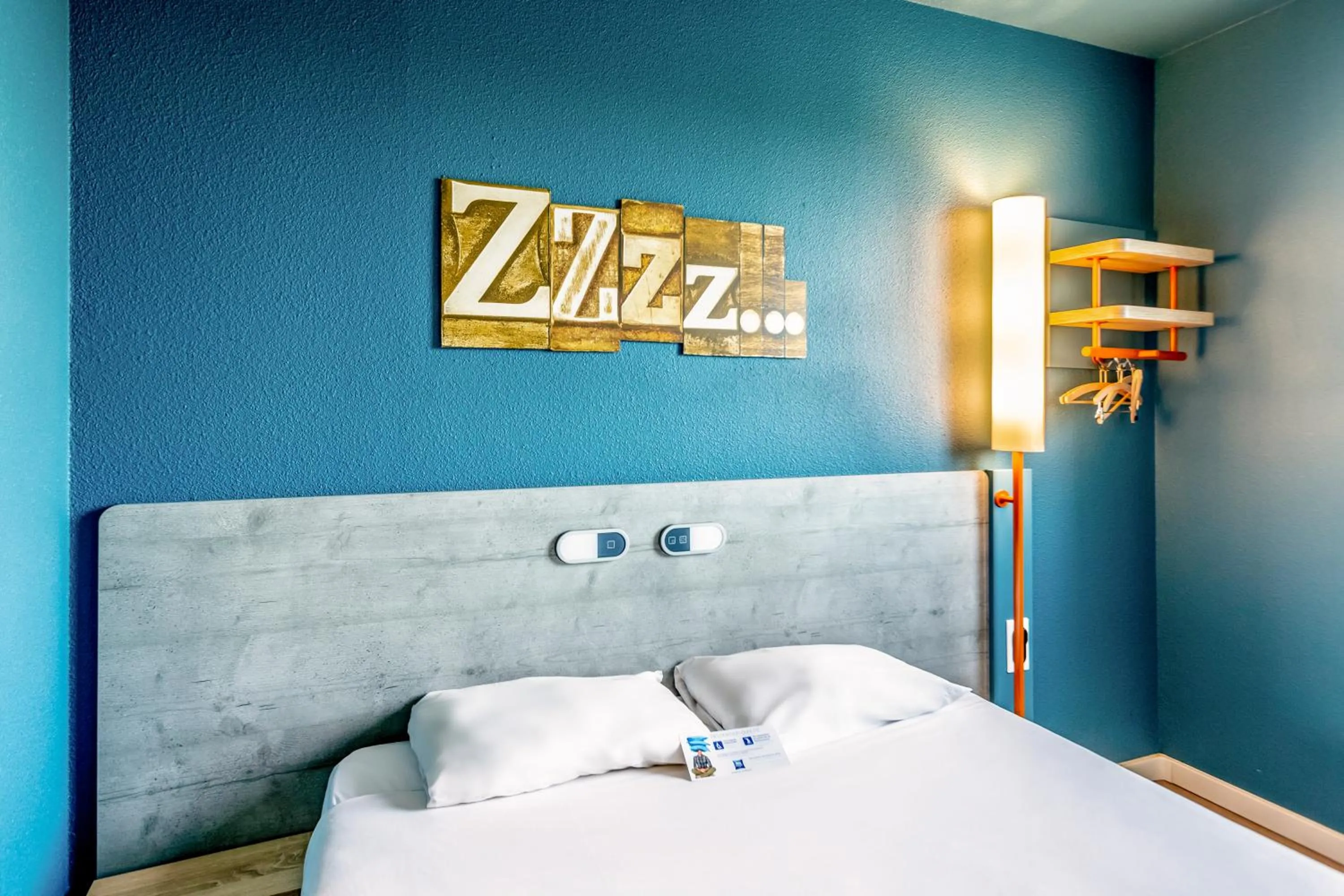 Bedroom, Bed in ibis budget Pertuis Portes du Luberon