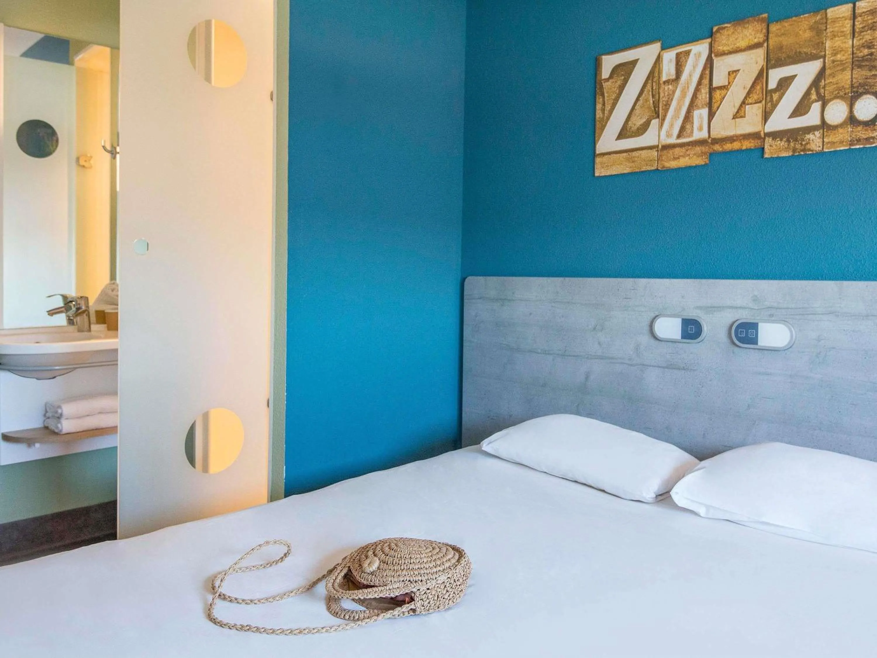 Property building, Bed in ibis budget Pertuis Portes du Luberon