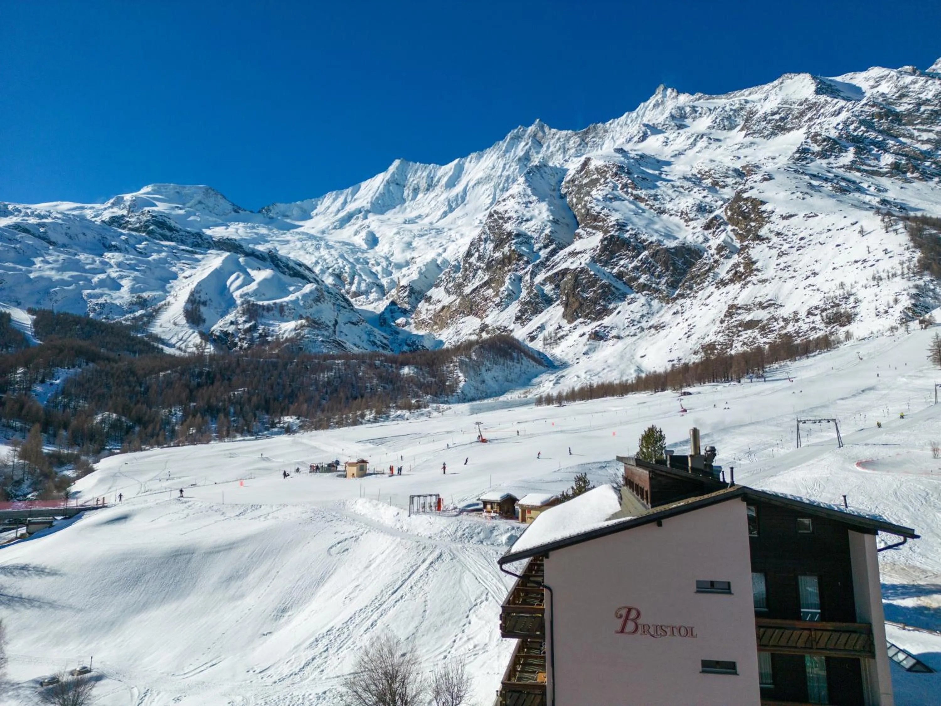 Property building in Hotel Bristol