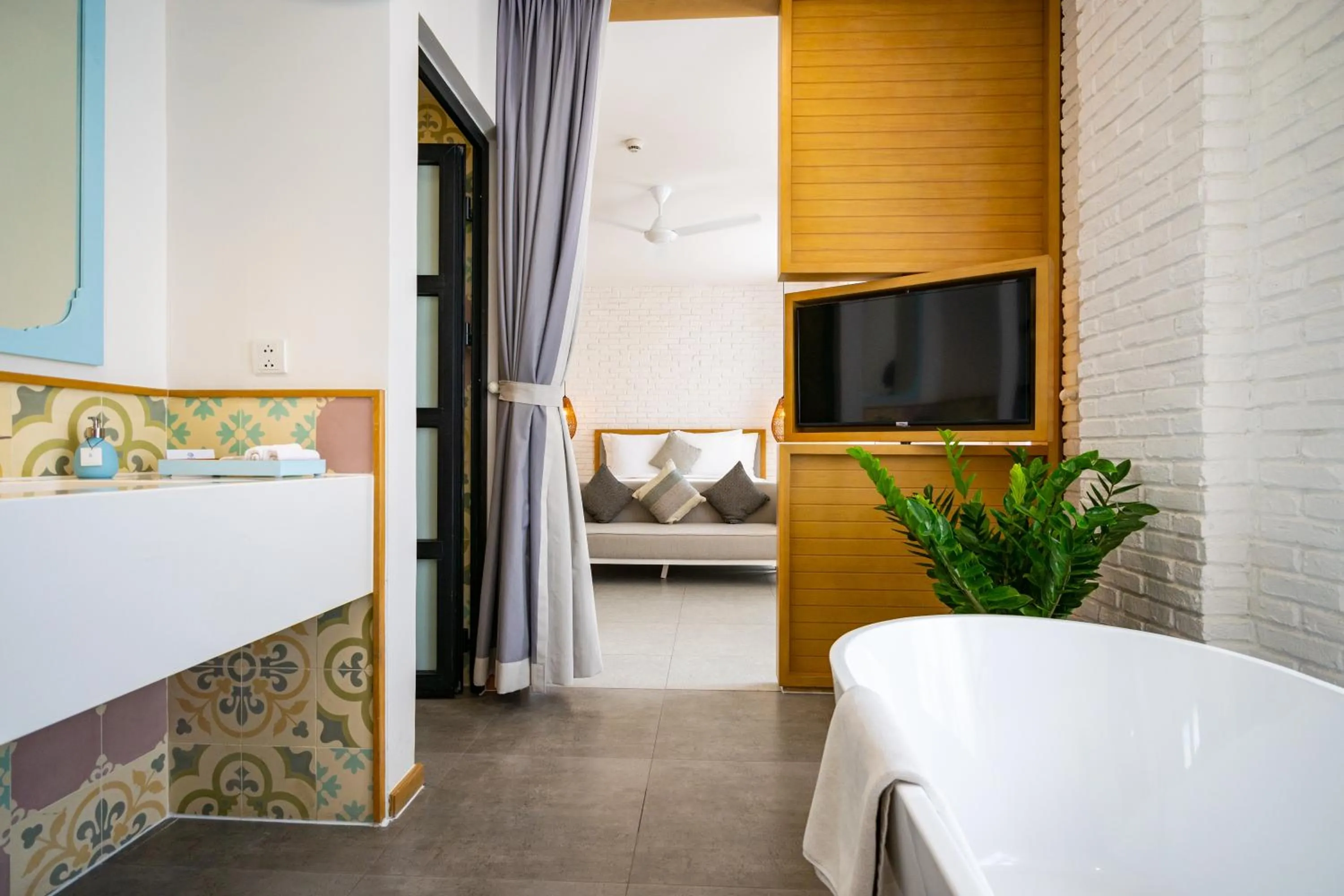 Bath, TV/Entertainment Center in Lief Mila Vung Tau