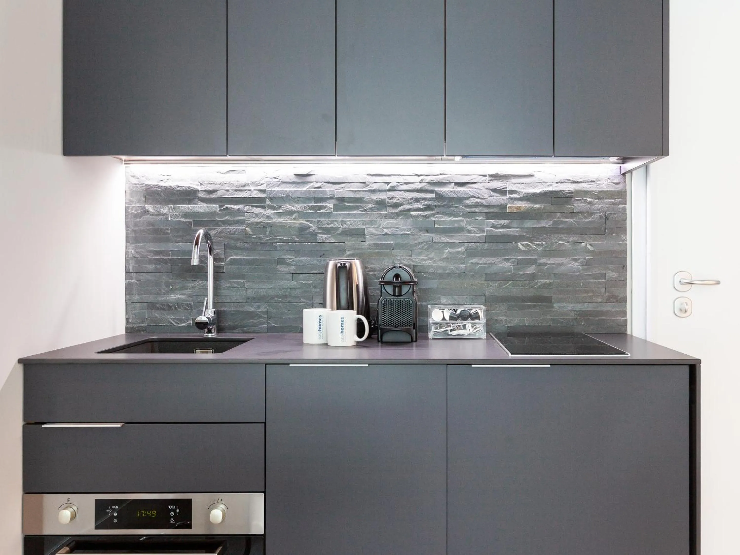 Kitchen or kitchenette in easyhomes-City Centre Suites