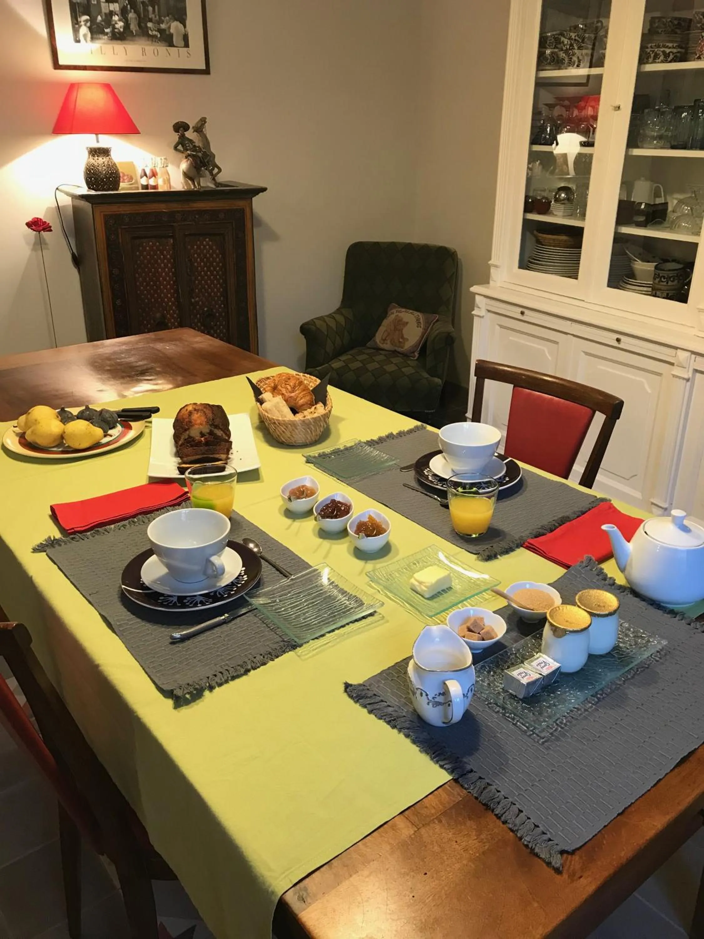 Continental breakfast in Couleurs De Camargue
