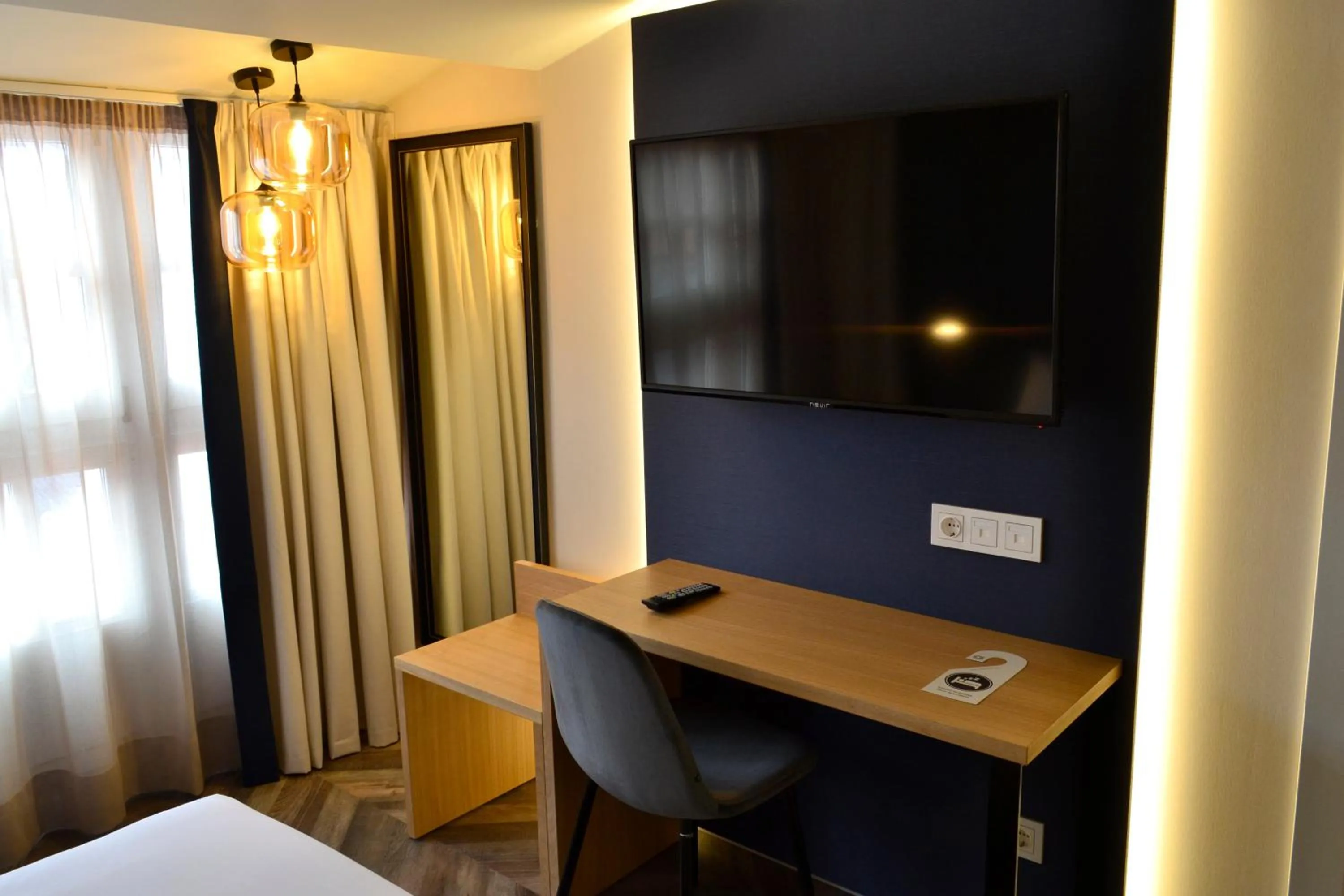 TV and multimedia, Bed in Hotel Alda Galería Coruña