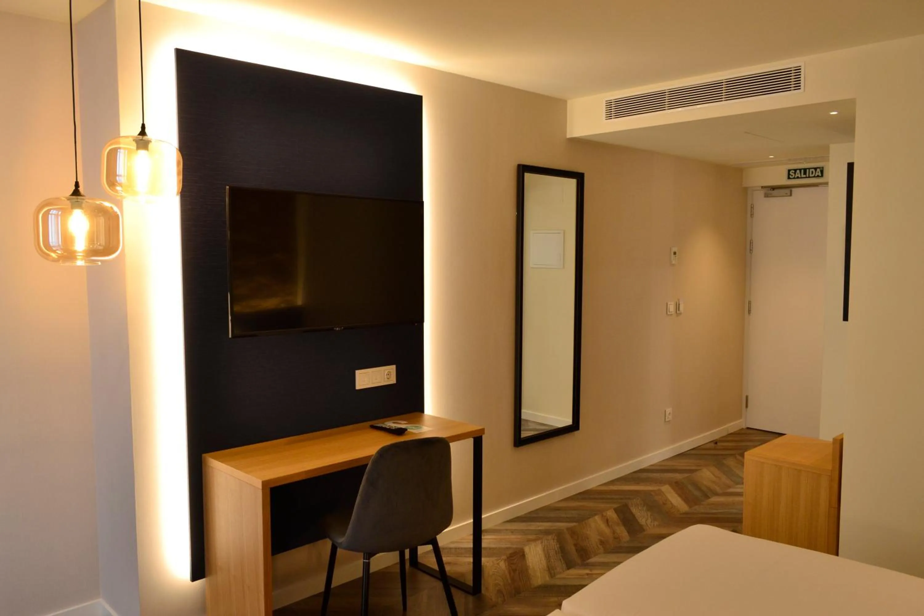 TV and multimedia, Bed in Hotel Alda Galería Coruña