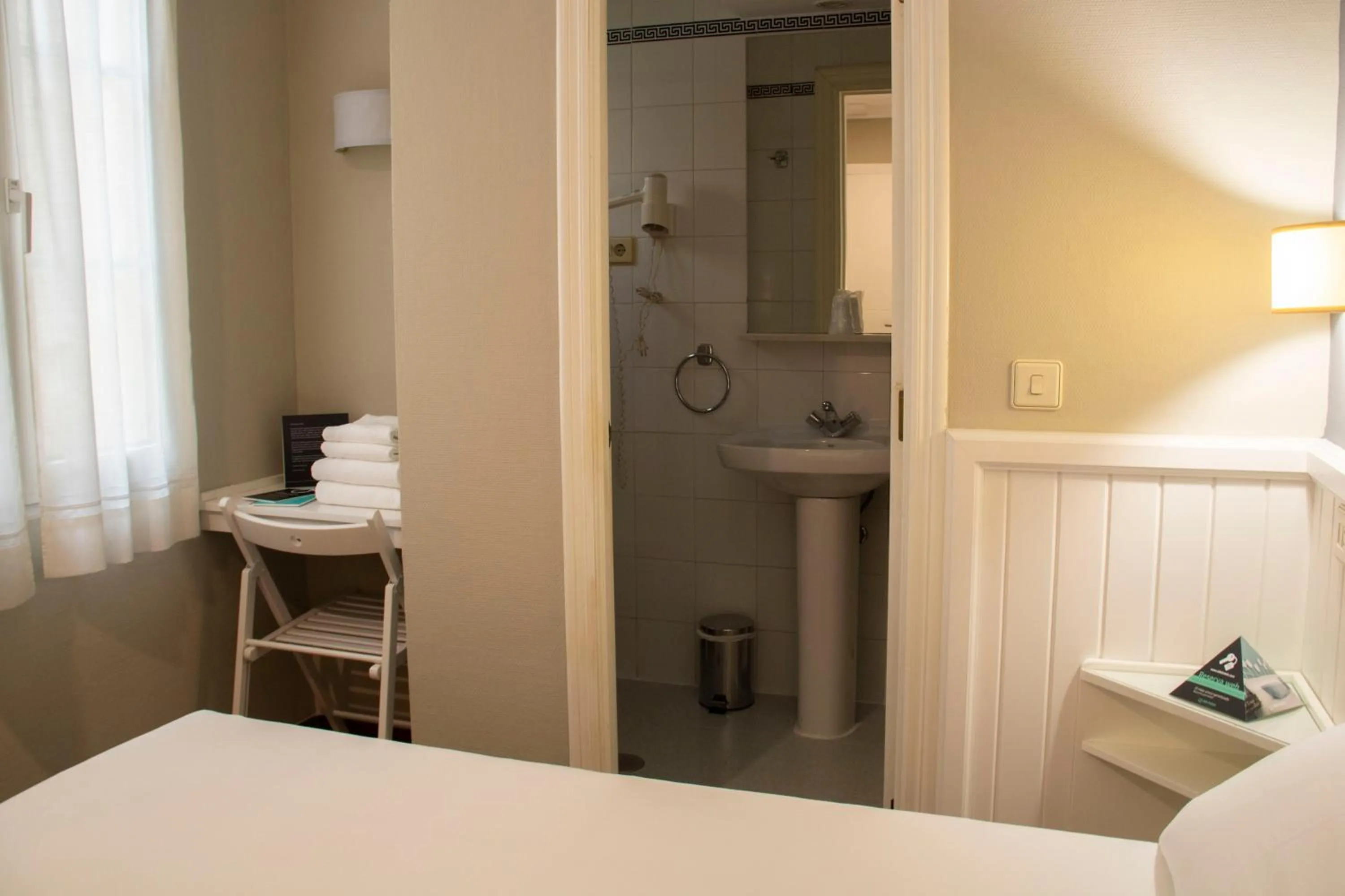 Bathroom, Bed in Alda Miramar Rooms
