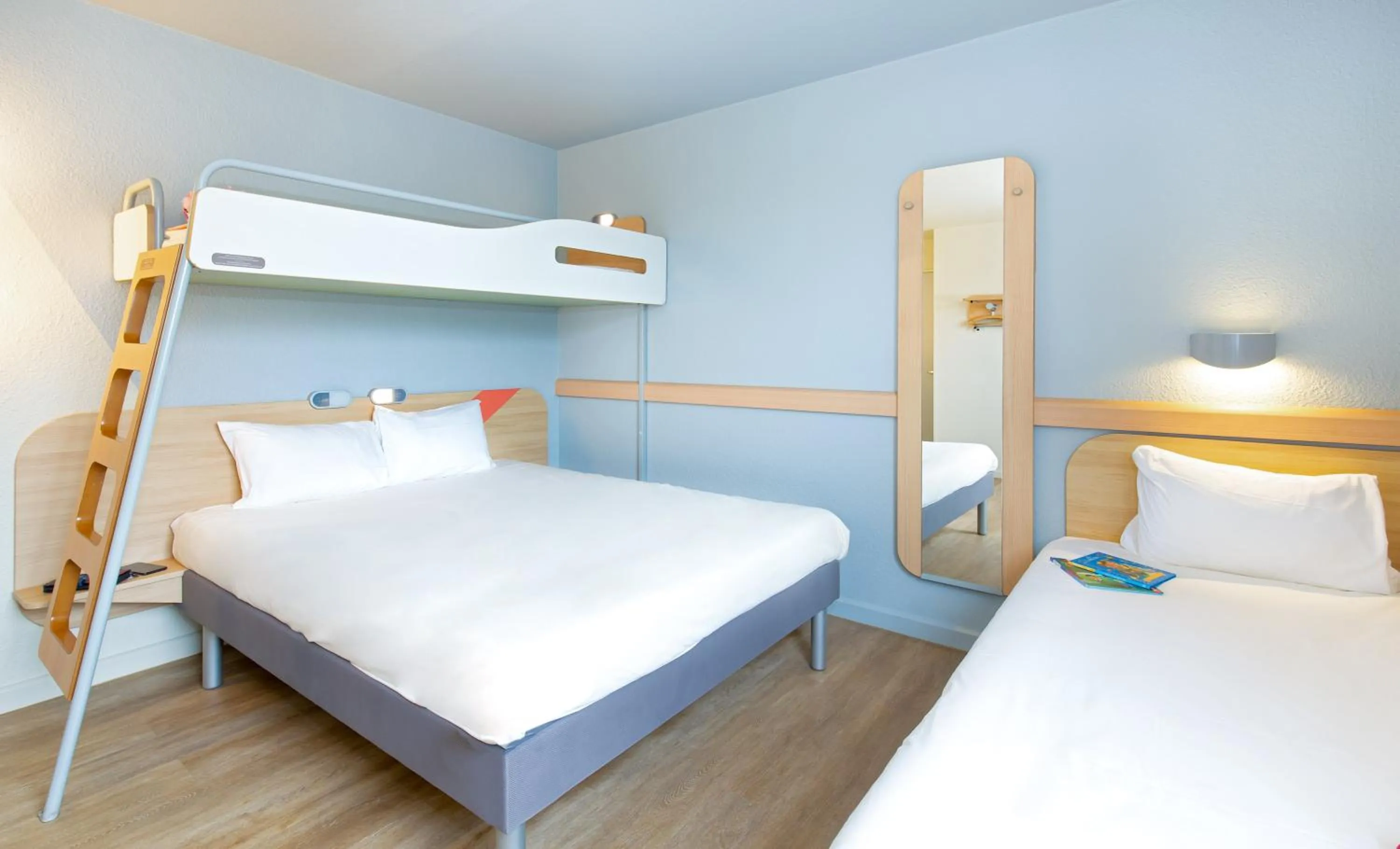 Bedroom, Bed in ibis budget Cavaillon
