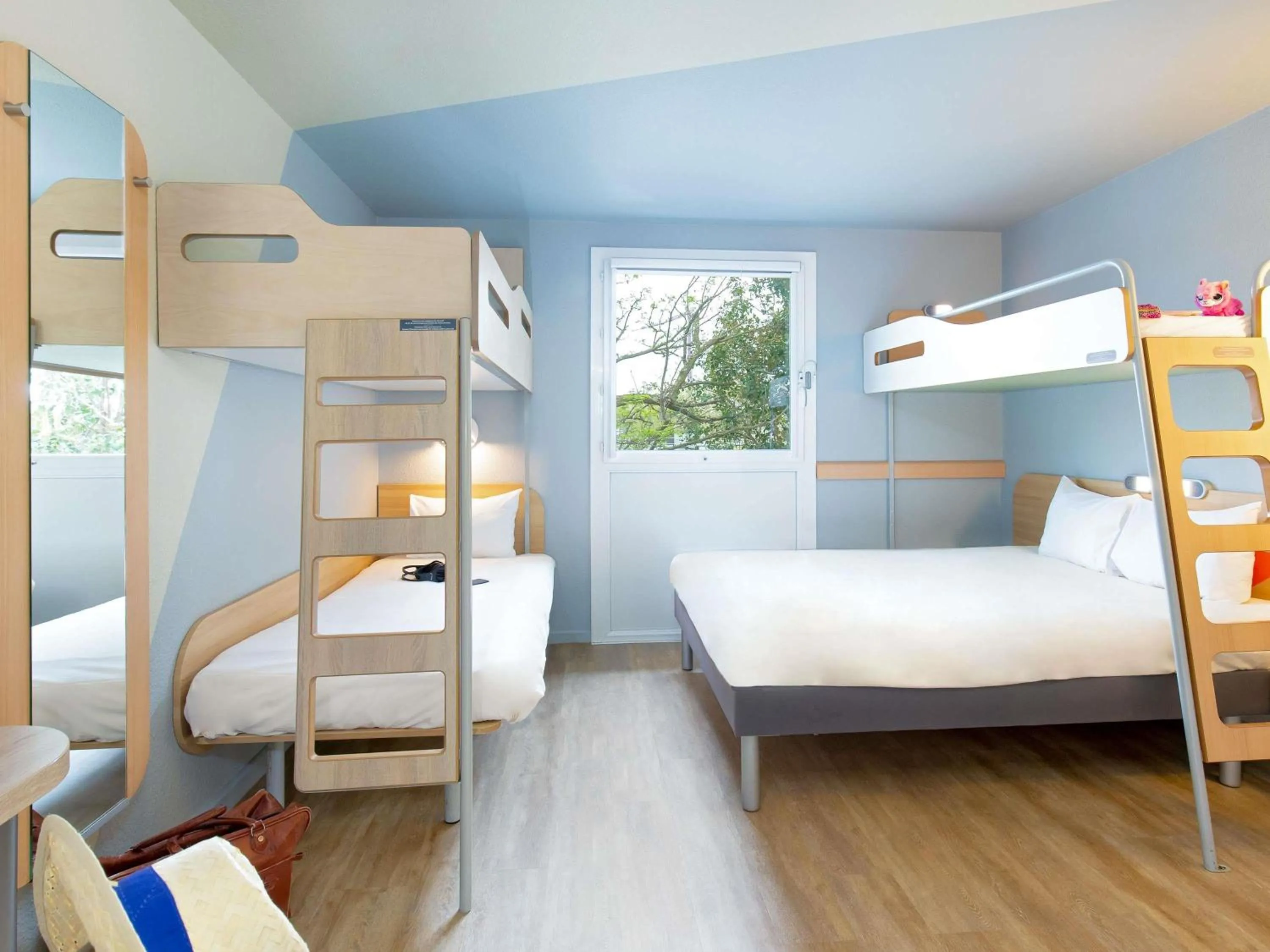 Bedroom, Bed in ibis budget Cavaillon