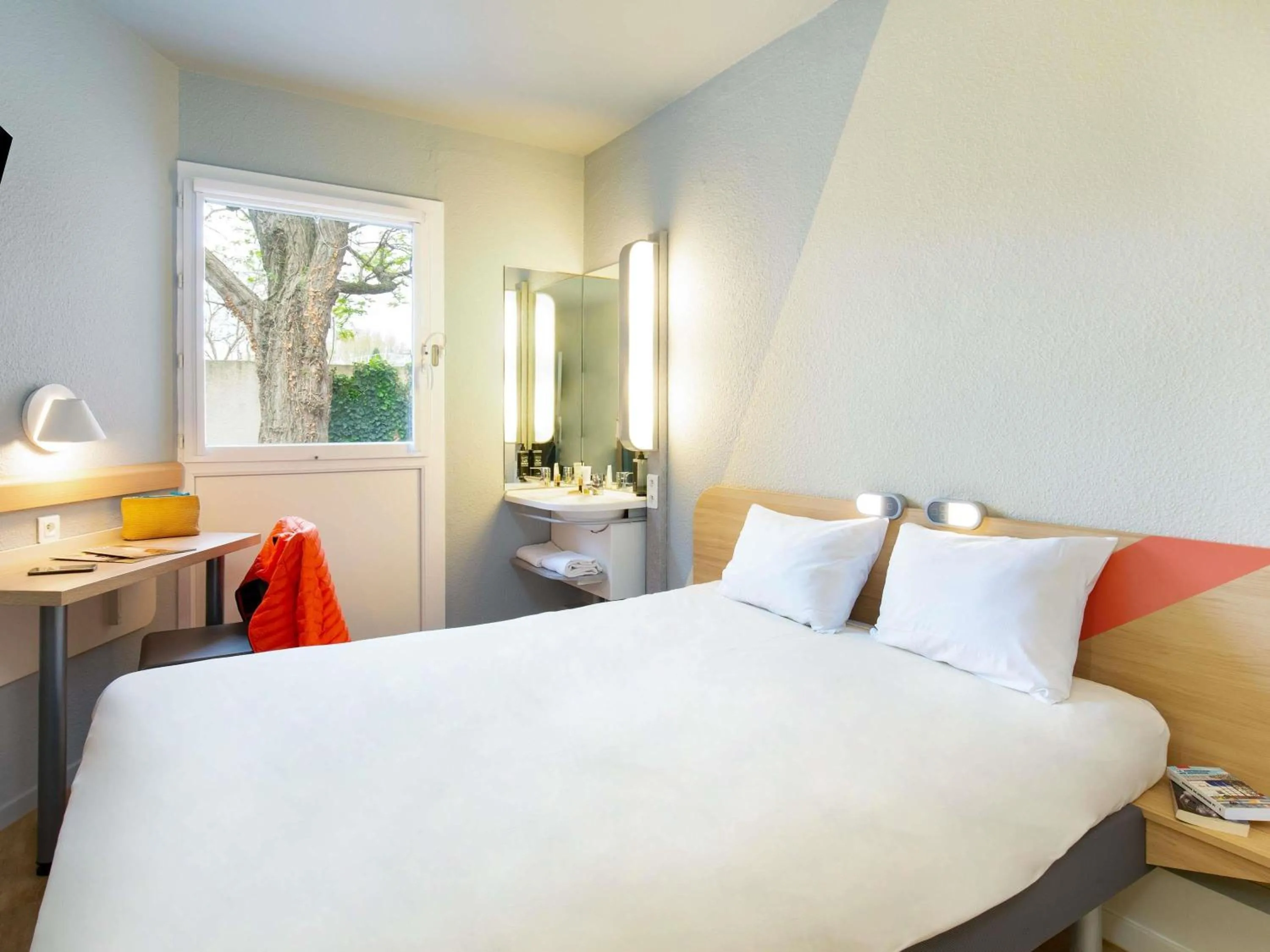 Bedroom, Bed in ibis budget Cavaillon