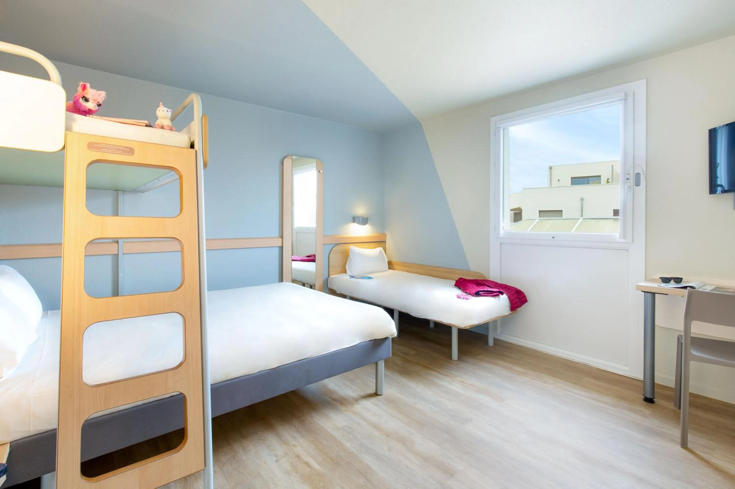 Bedroom, Bed in ibis budget Cavaillon
