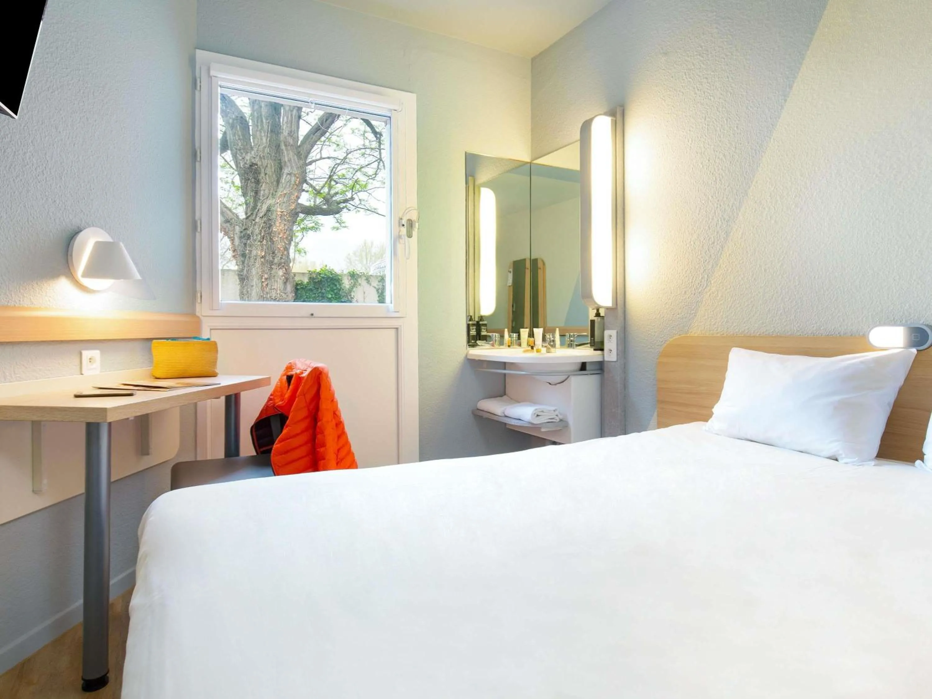 Bedroom, Bed in ibis budget Cavaillon