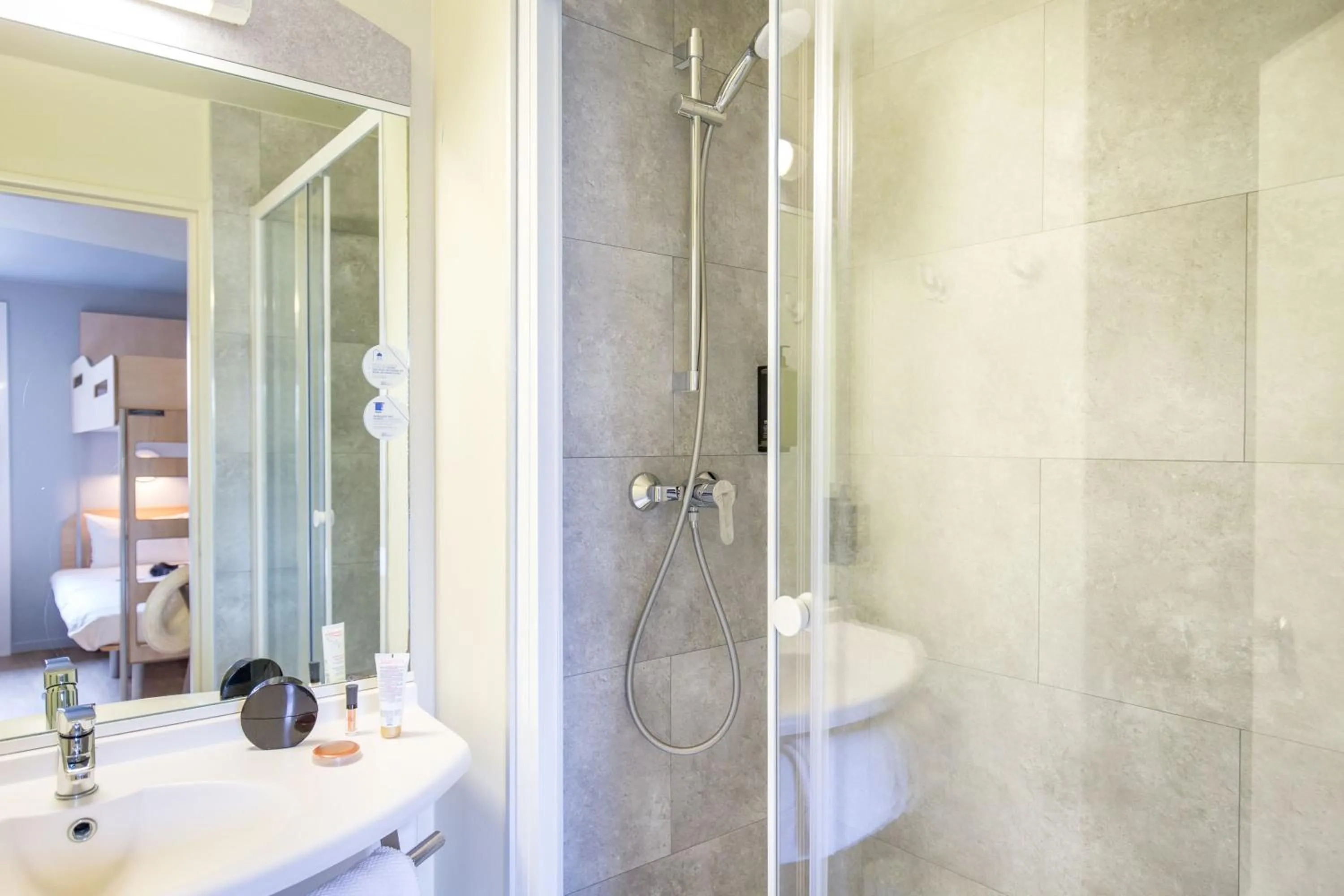 Bathroom in ibis budget Cavaillon