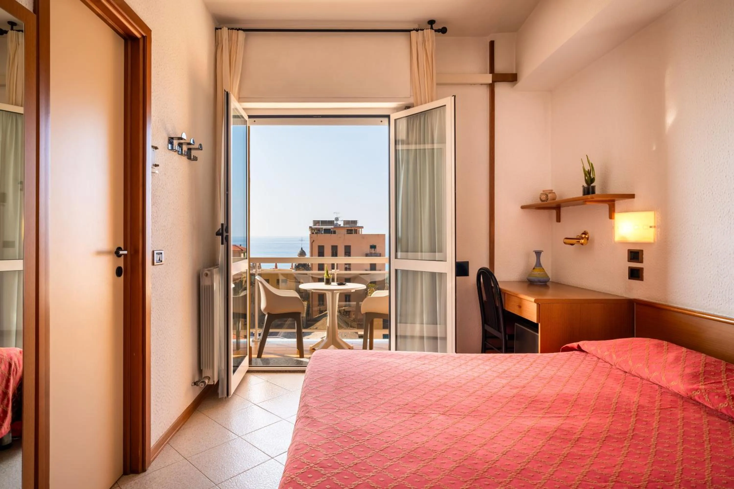 Sea view, Bed in Hotel Careni Villa Italia