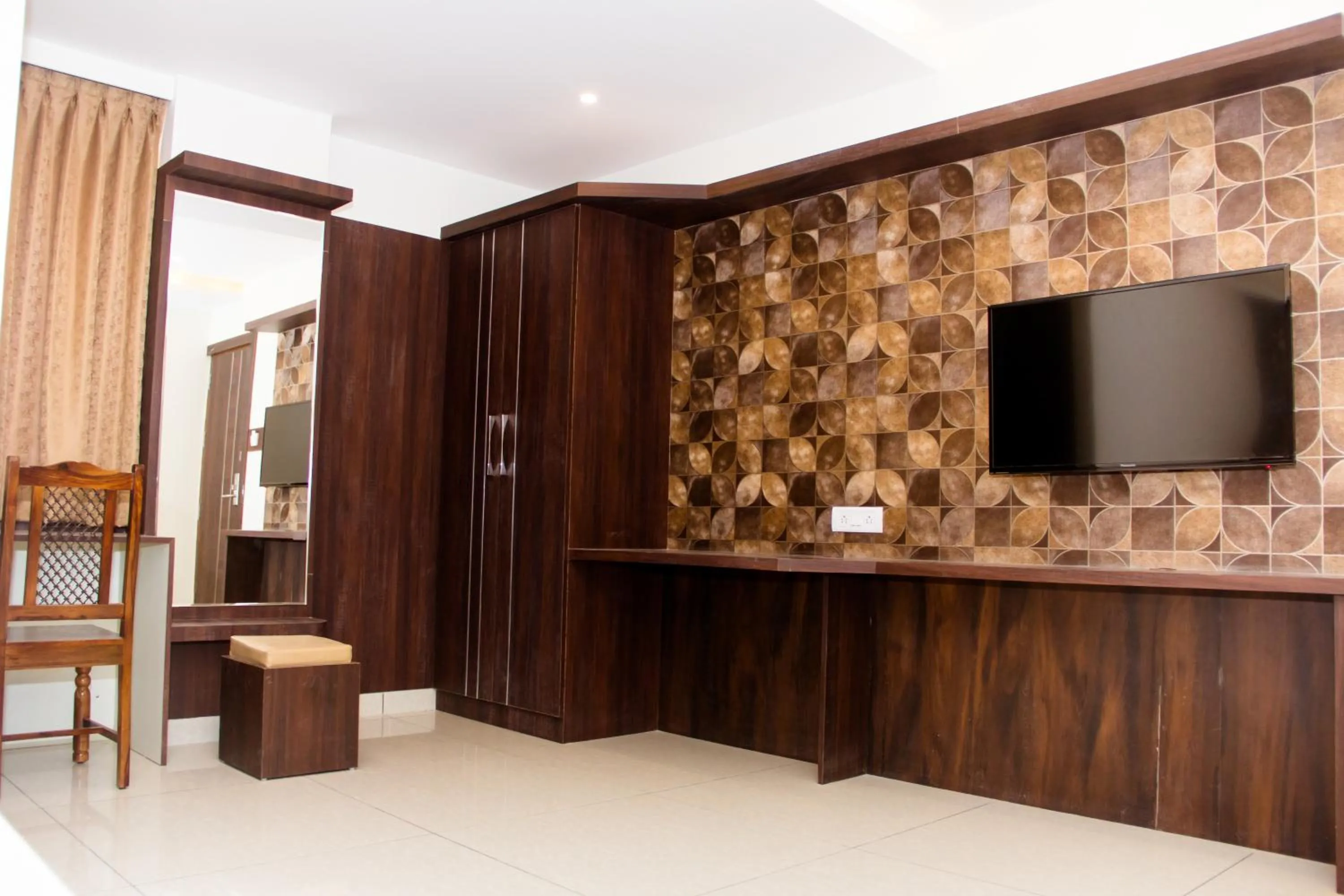 TV and multimedia in Hotel Golden Amulya Rest Wings