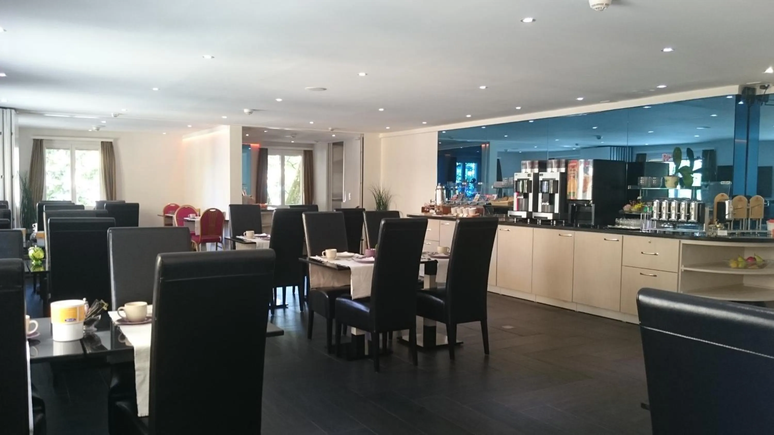 Restaurant/places to eat in Touring au Lac