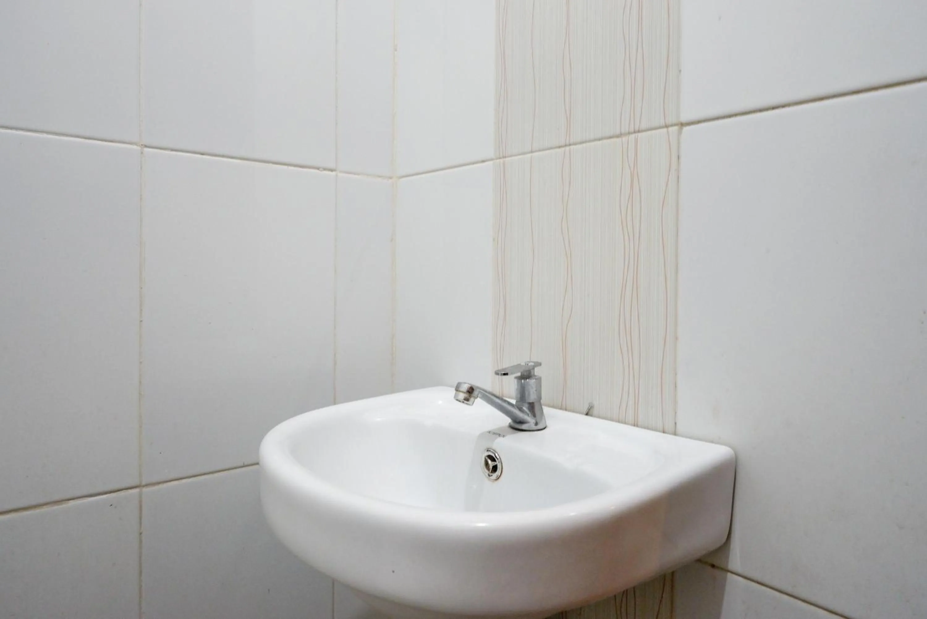 Bathroom in Urbanview Hotel Syariah Prambanan by RedDoorz