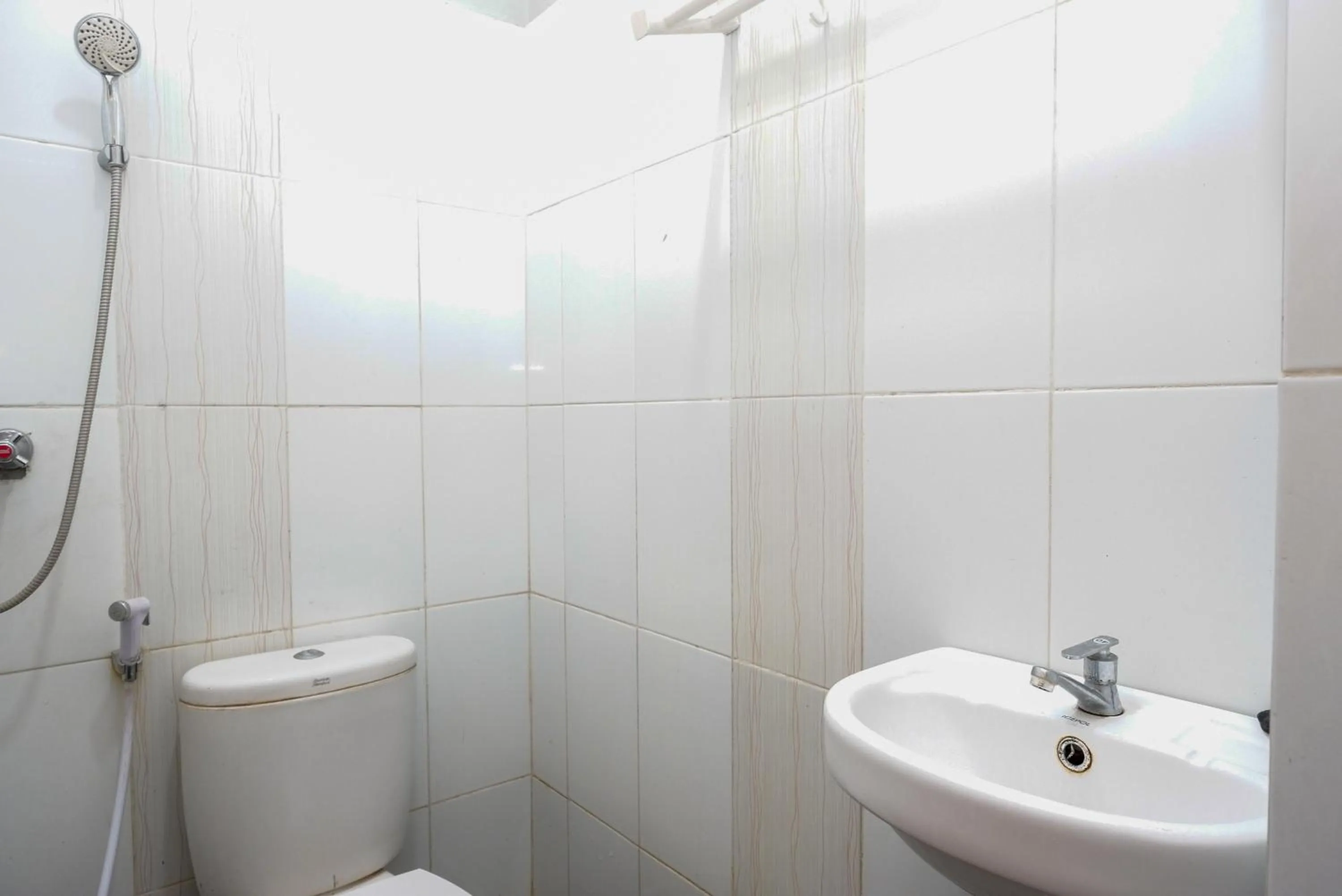 Bathroom in Urbanview Hotel Syariah Prambanan by RedDoorz