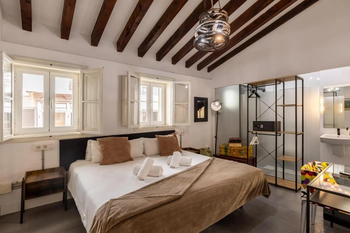 Photo of the whole room, Bed in Antiguo Brondo Selfcheck-in Smart Rooms