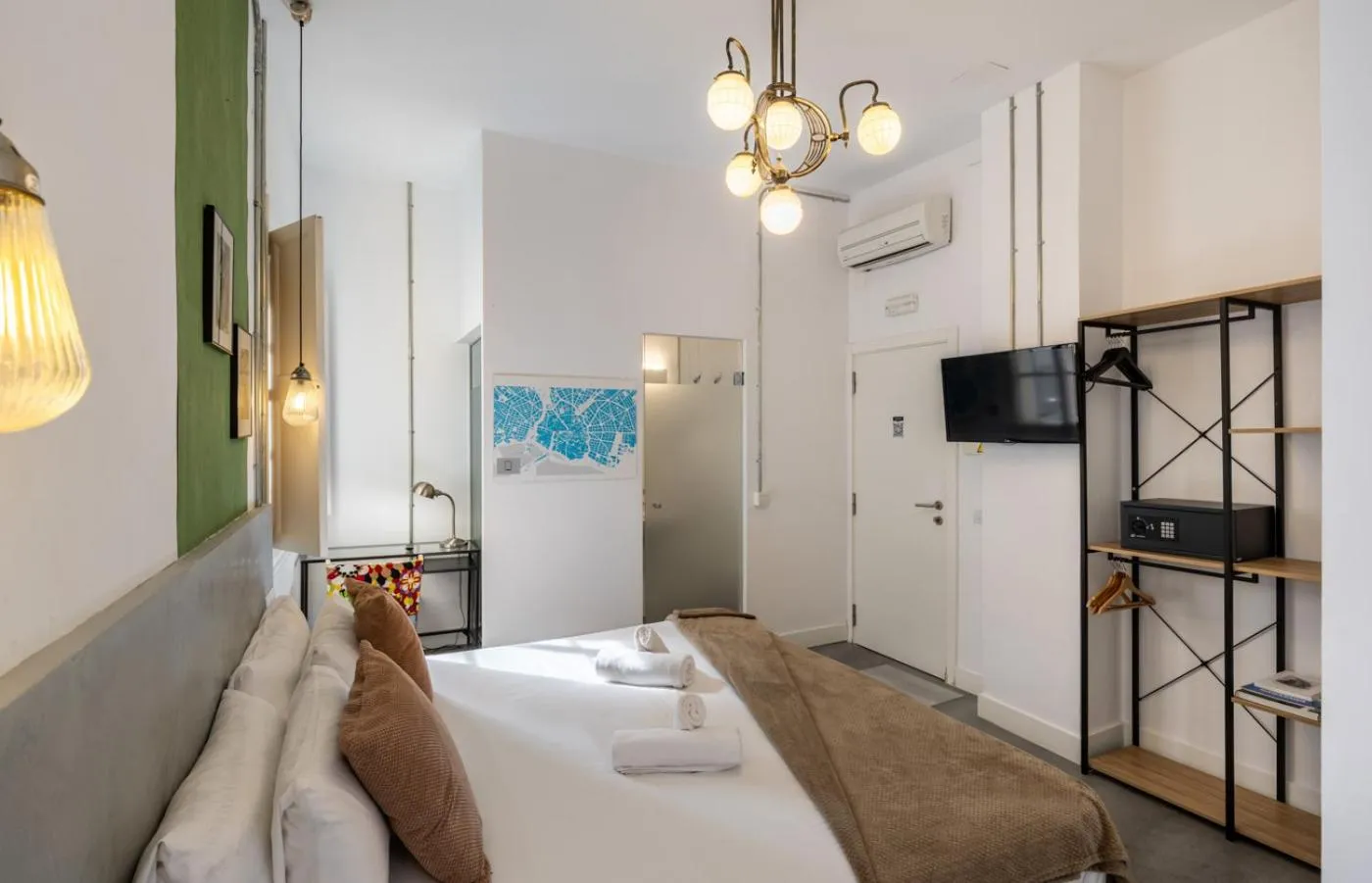 Photo of the whole room, Bed in Antiguo Brondo Selfcheck-in Smart Rooms