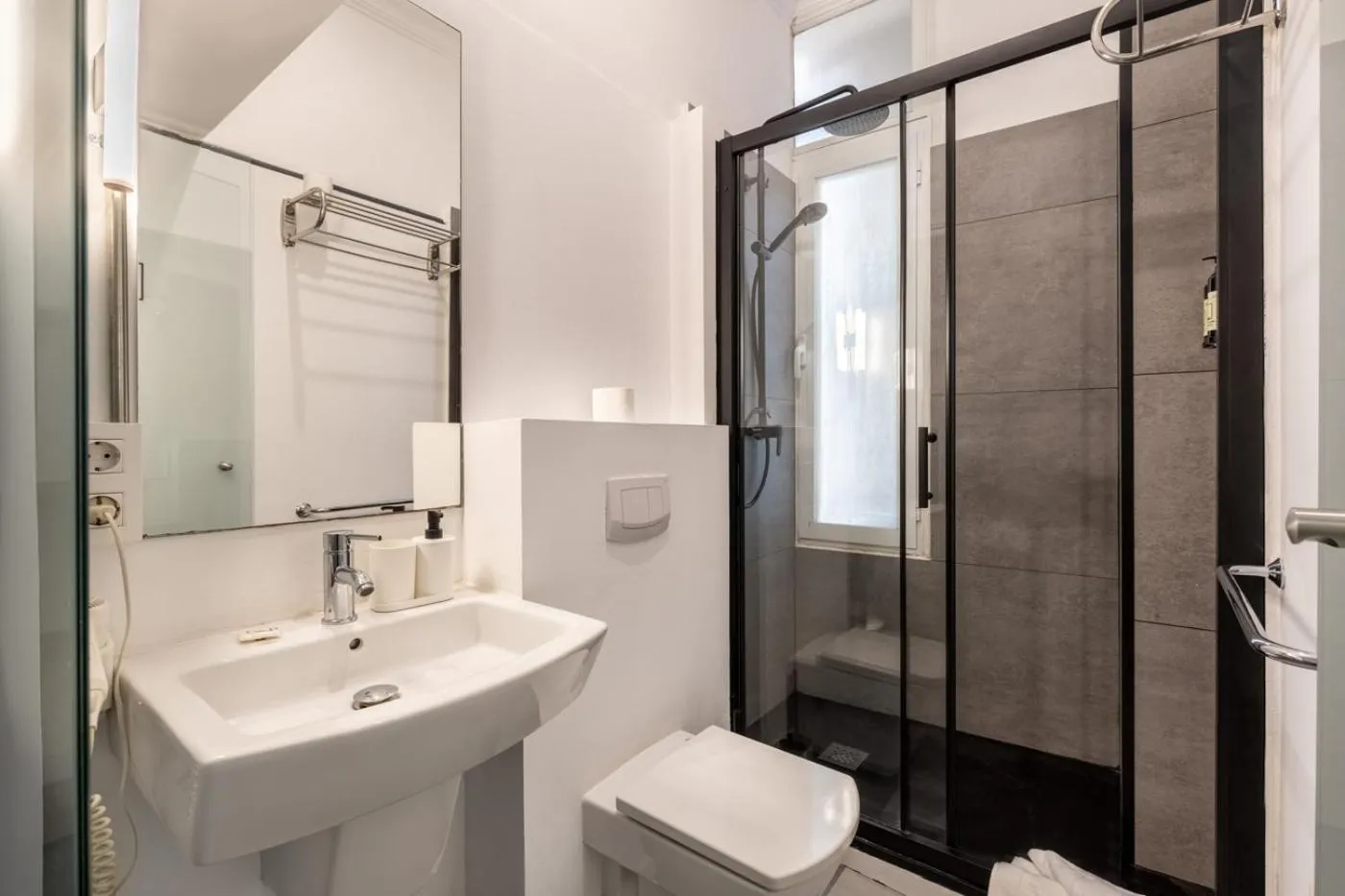 Bathroom in Antiguo Brondo Selfcheck-in Smart Rooms