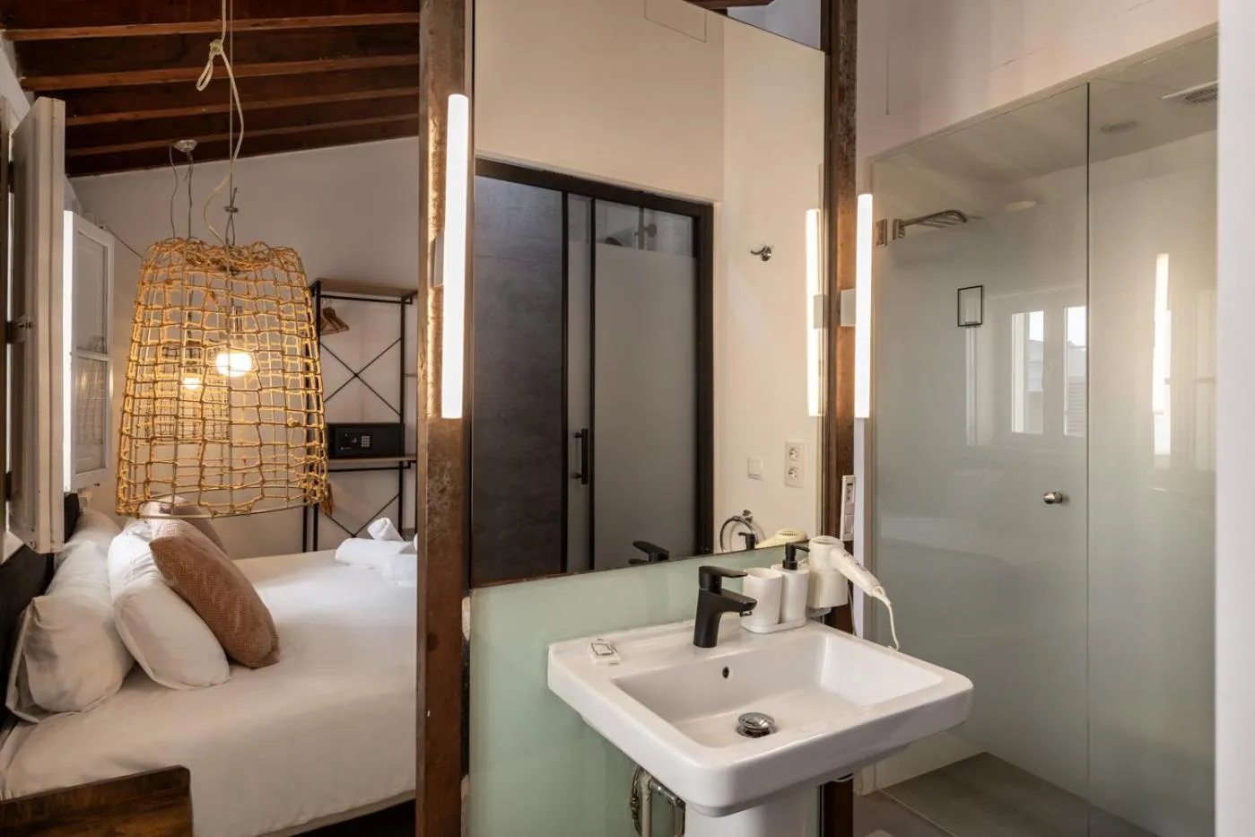 Bathroom, Bed in Antiguo Brondo Selfcheck-in Smart Rooms