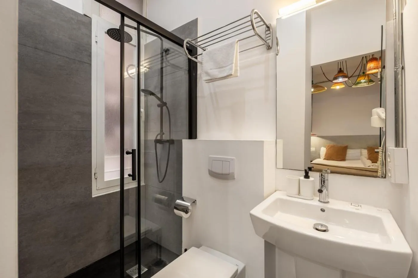 Bathroom in Antiguo Brondo Selfcheck-in Smart Rooms