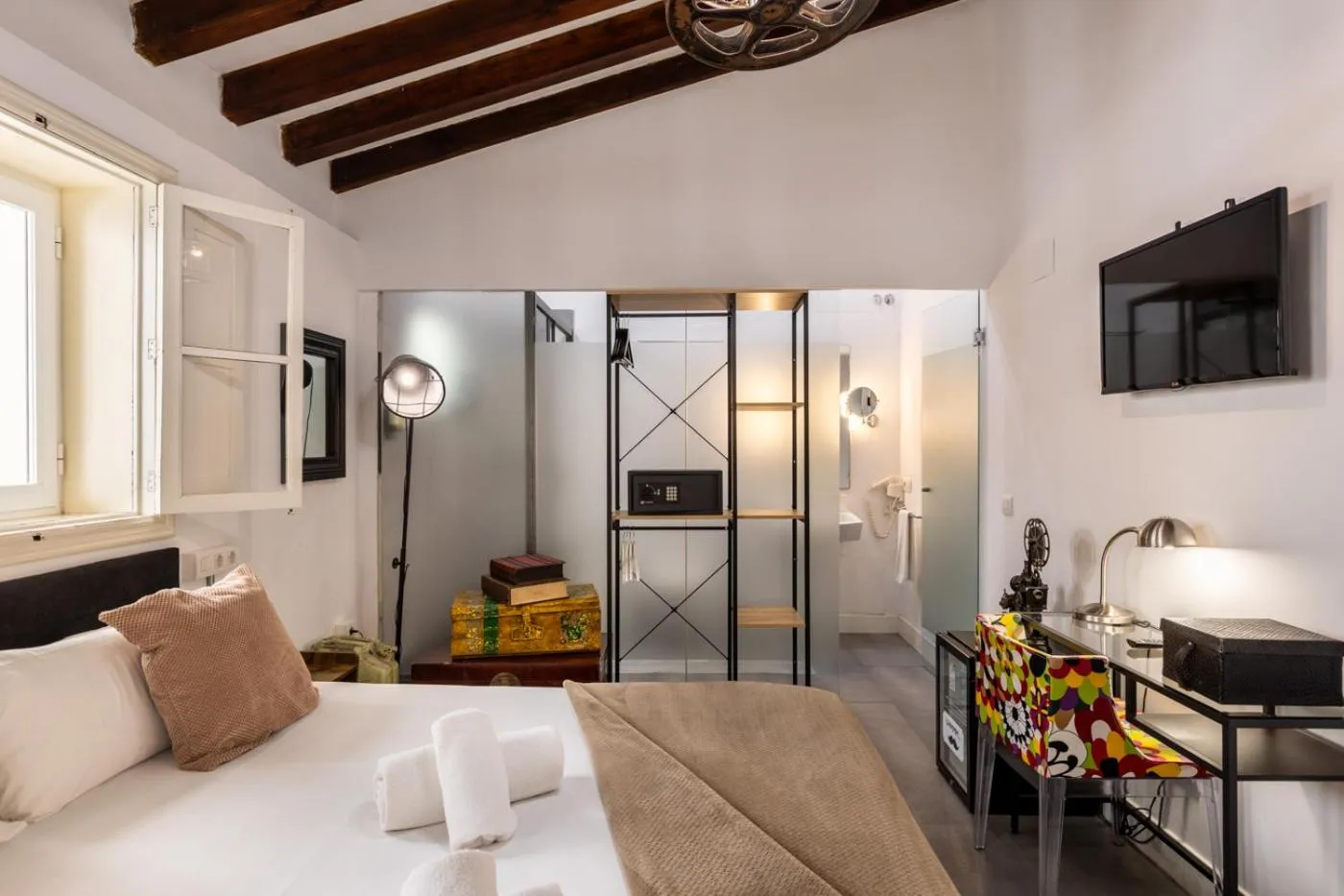 Photo of the whole room, Bed in Antiguo Brondo Selfcheck-in Smart Rooms