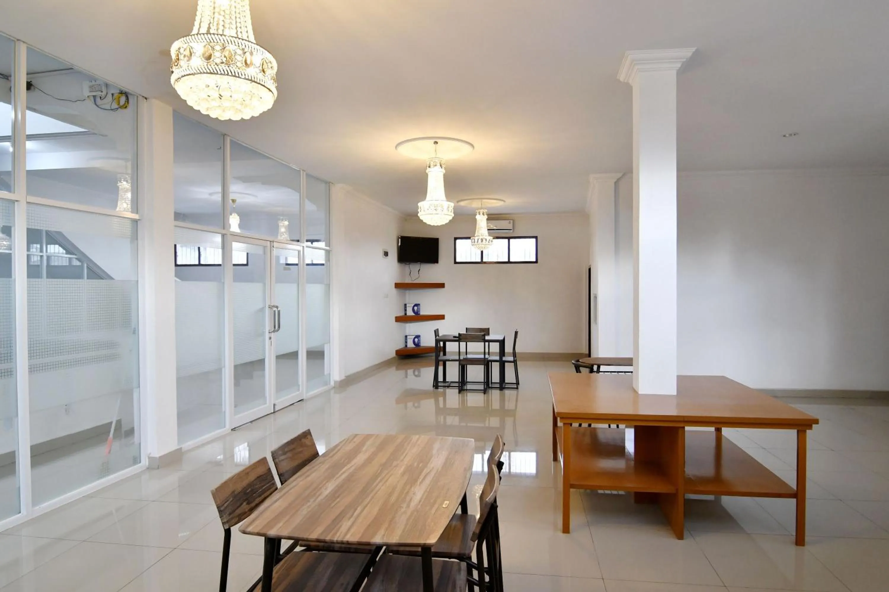 Restaurant/places to eat in Rich Guesthouse