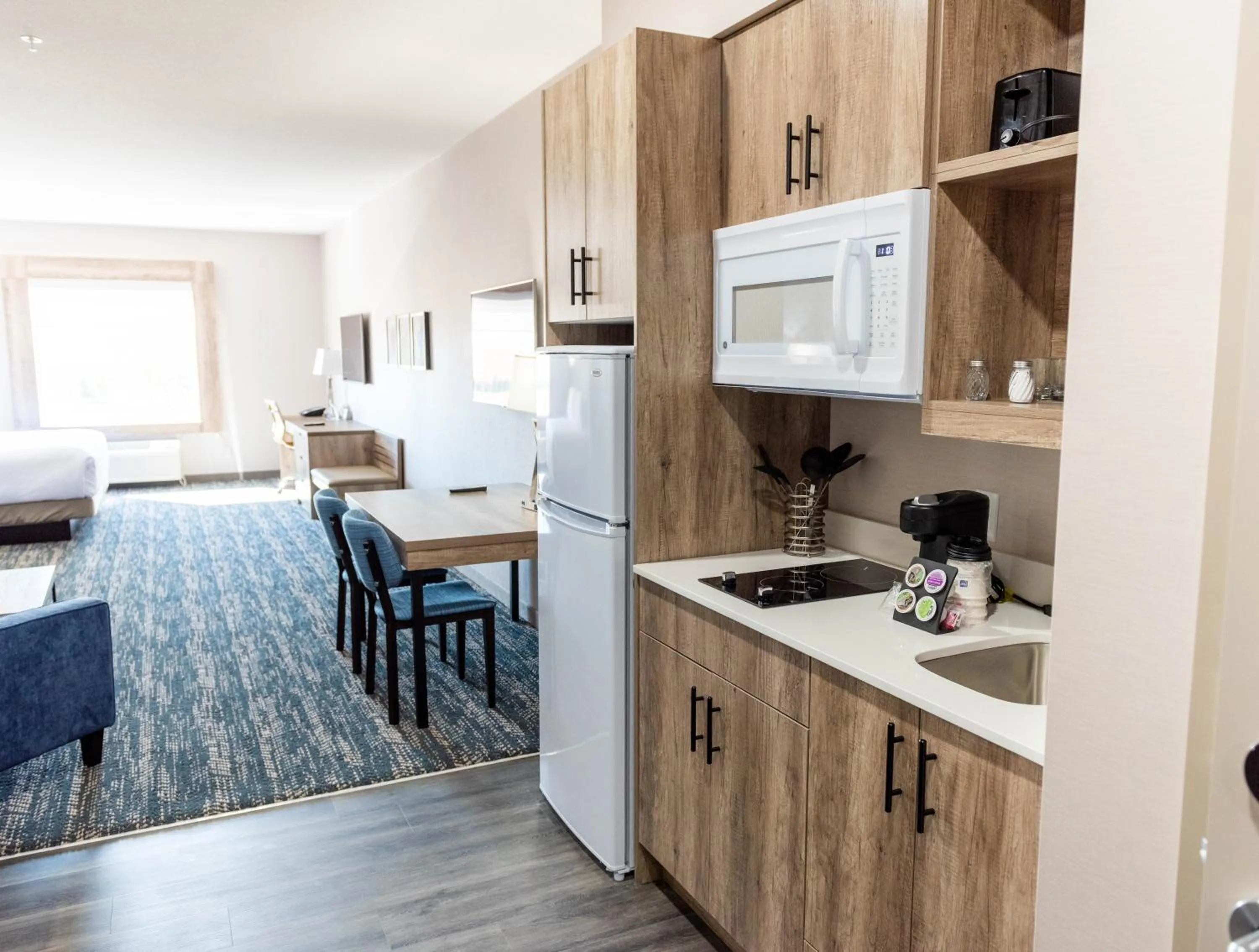 Kitchen or kitchenette in Best Western Premier Executive Residency Medicine Hat