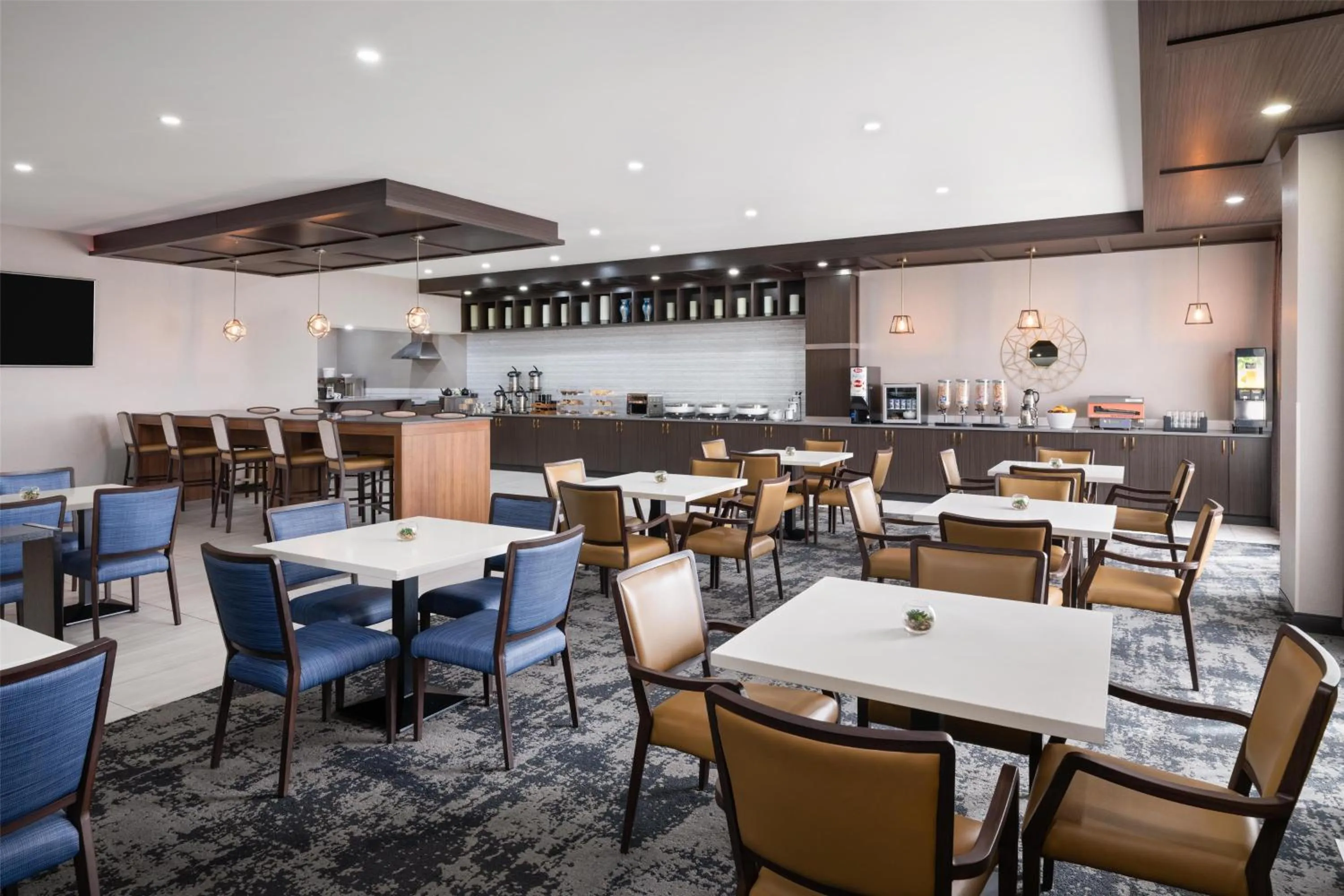 Breakfast in Best Western Premier Executive Residency Medicine Hat