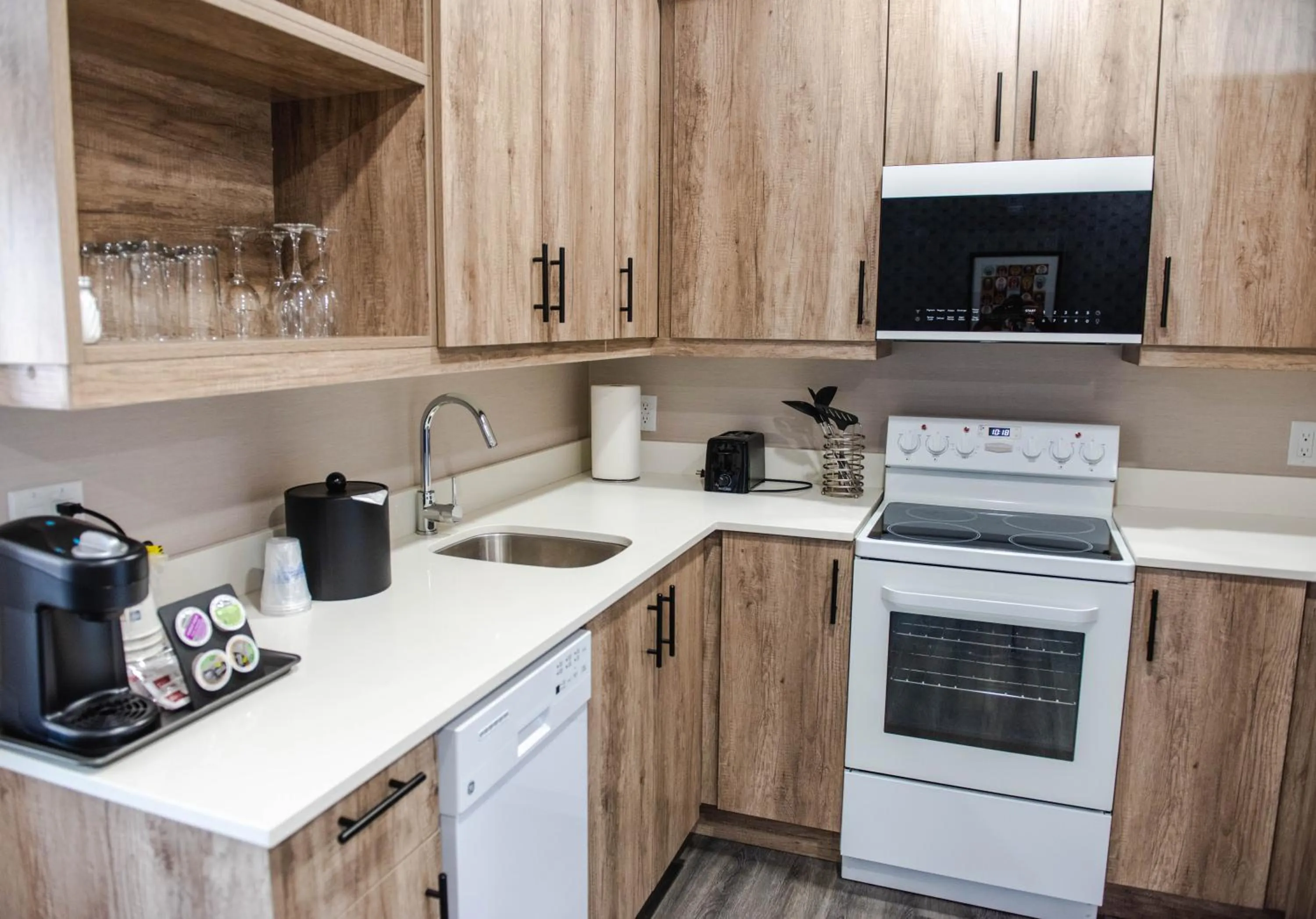 Kitchen or kitchenette in Best Western Premier Executive Residency Medicine Hat