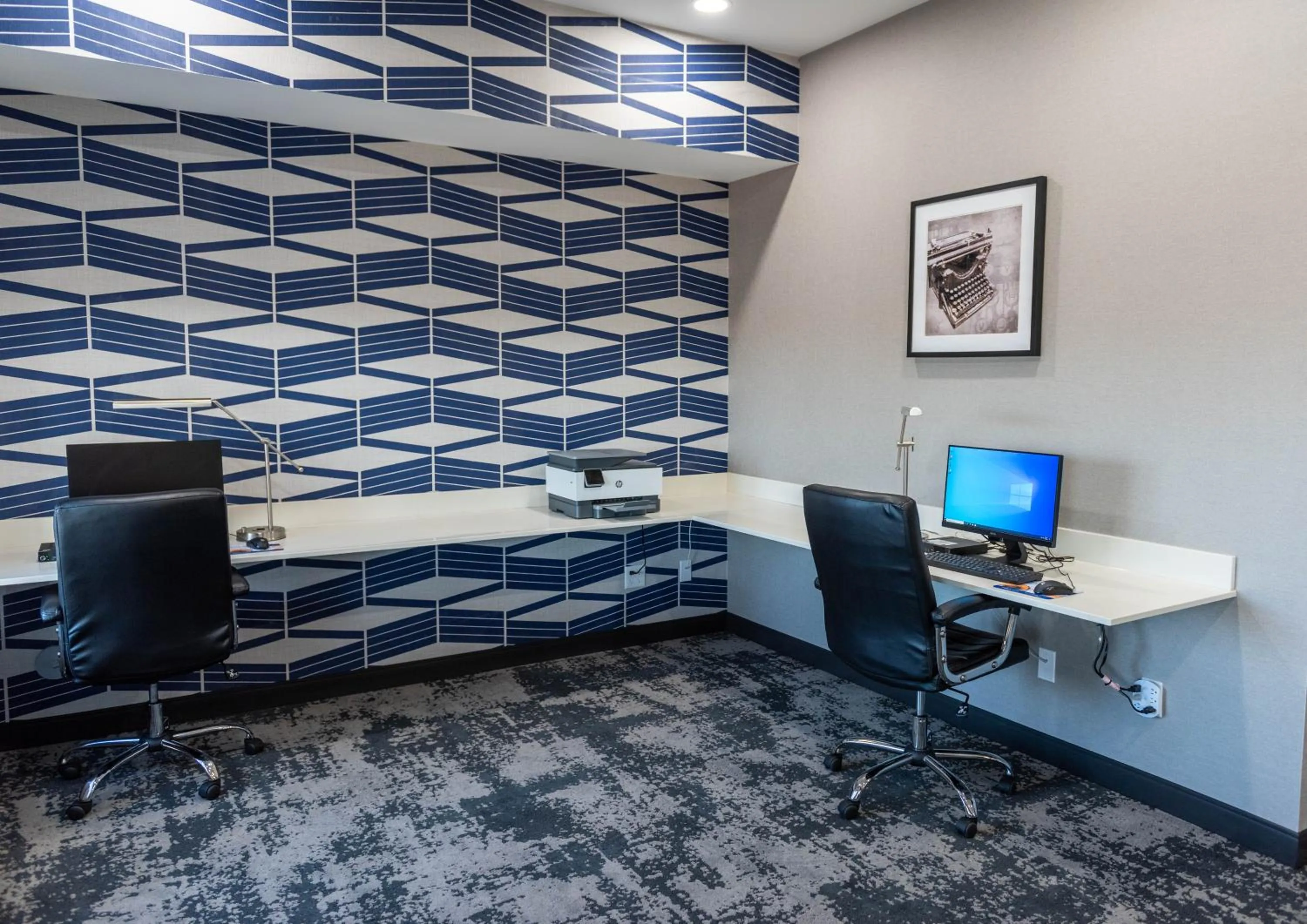 Communal lounge/ TV room in Best Western Premier Executive Residency Medicine Hat