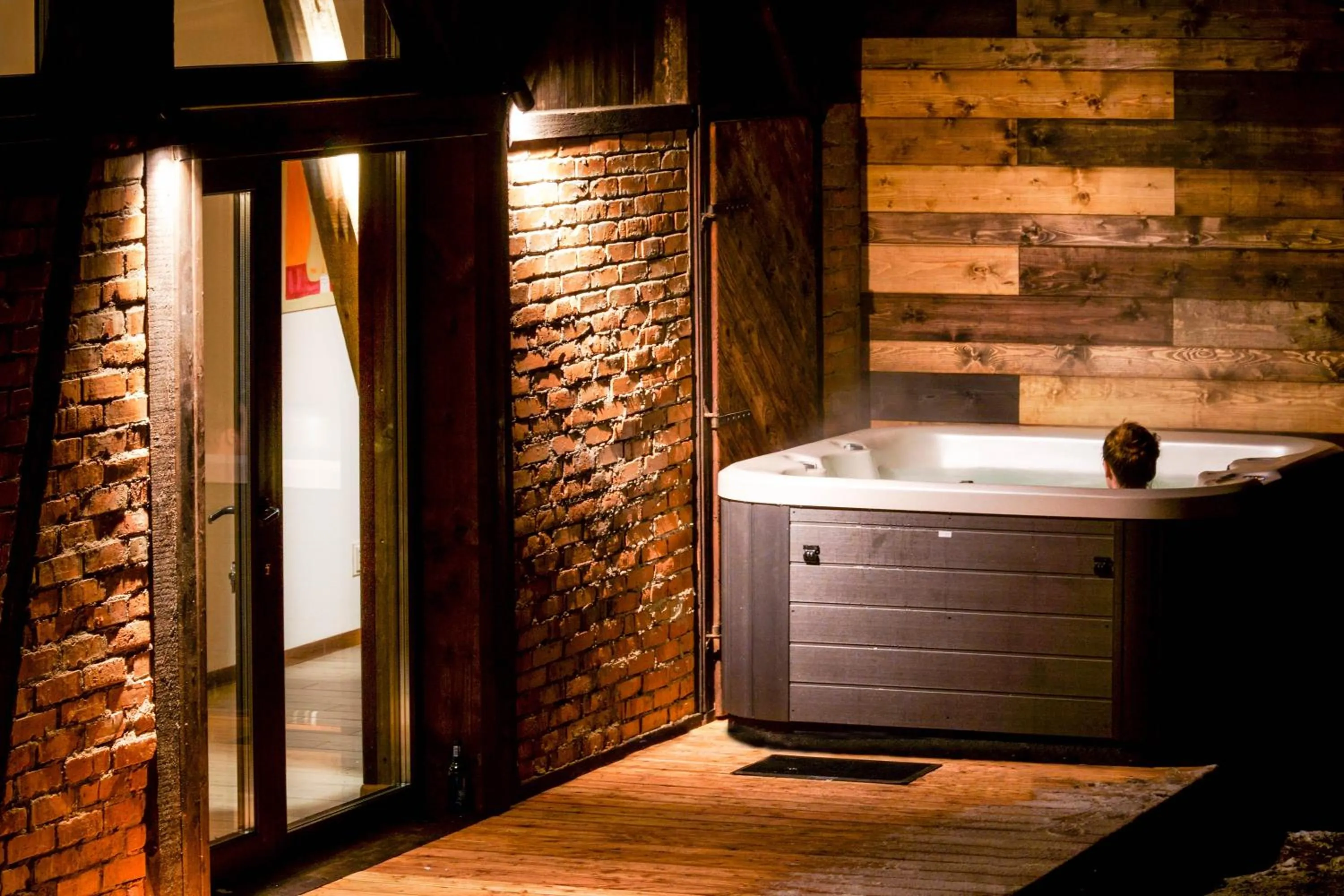 Hot Tub in Novosiele Lifestyle Apartments - nad górską rzeką - Strefa relaksu sauna jacuzzi - Bieszczady