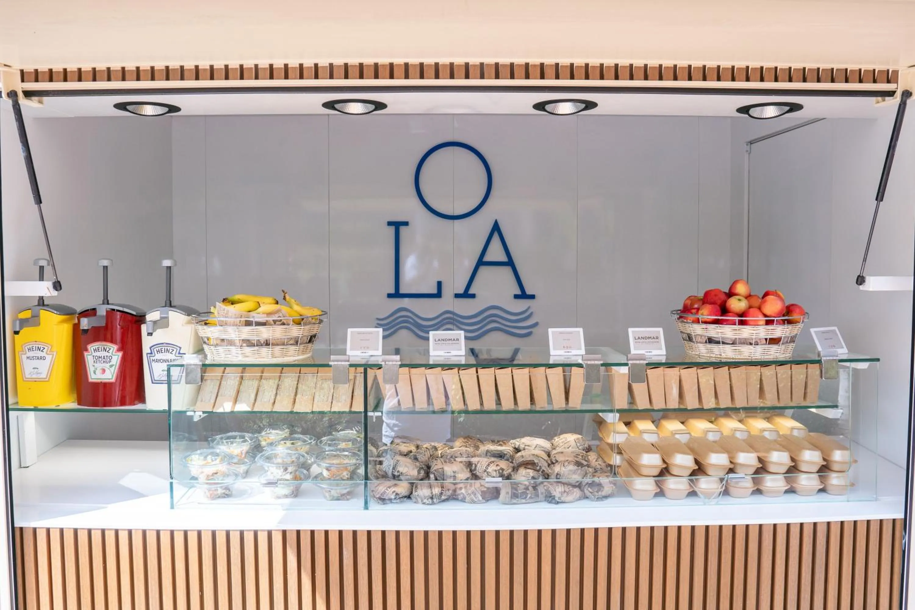 Food and drinks in Landmar Costa los Gigantes Family Resort