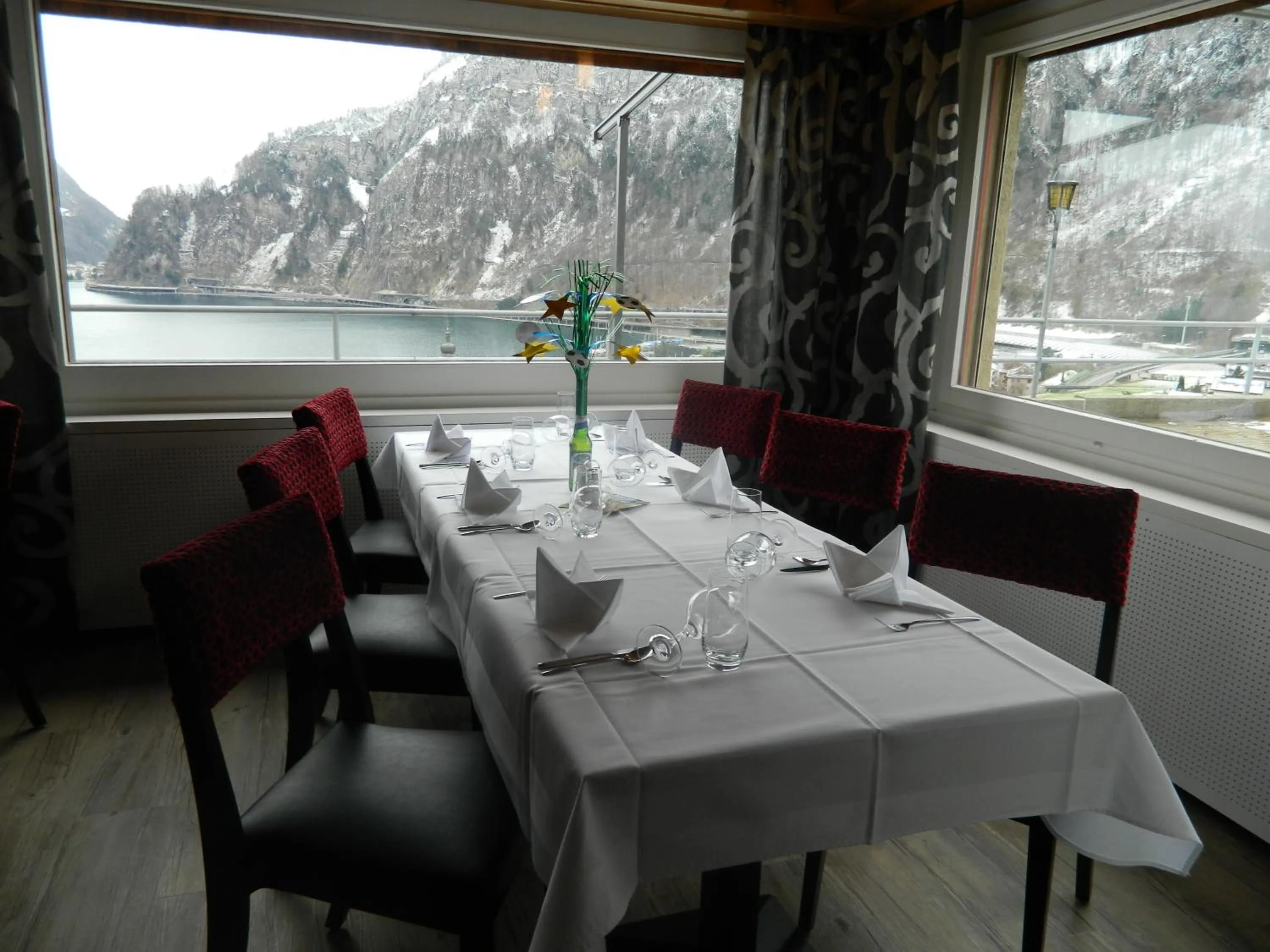 Restaurant/places to eat in Hotel Roggerli